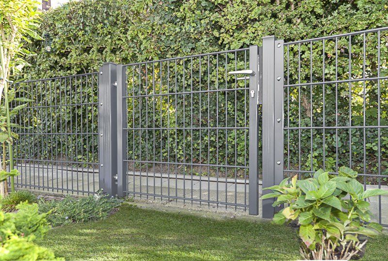 Gartenzaun und Gartentore montiert Geobau