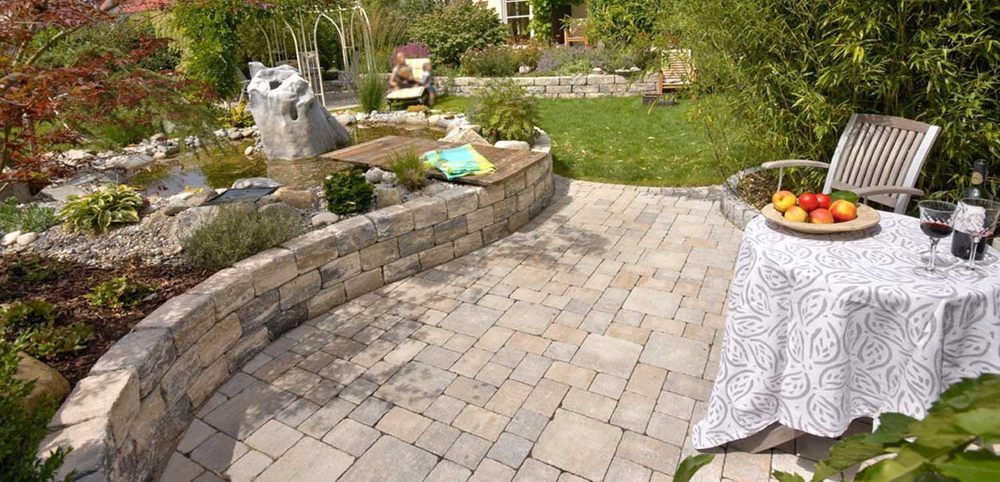 Gartenweg und Gartenmauer natürlich aus Stein