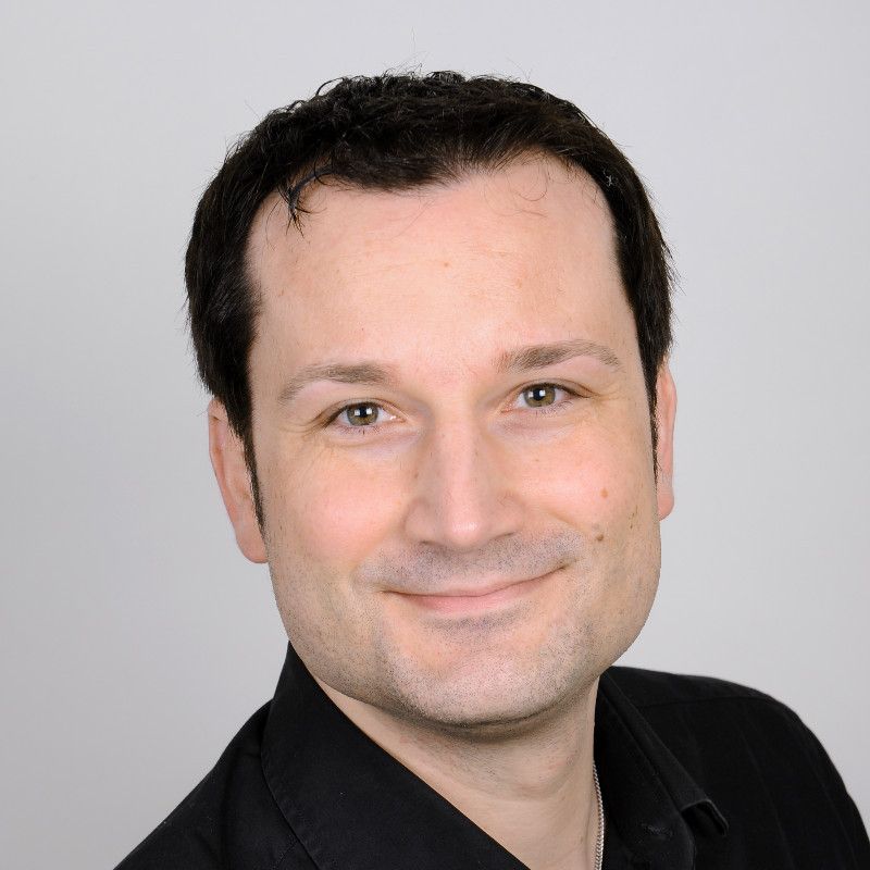 Michael HellmannMichael ist in unserem Verein der Trainer für Salsa und Kindertanz.Er ist ausgebildeter Tanzlehrer/Instructor für Salsa - Bachata - Kindertanz - Zumba(R) Kids - Stand & Latein - Tango Argentino - American Hustle