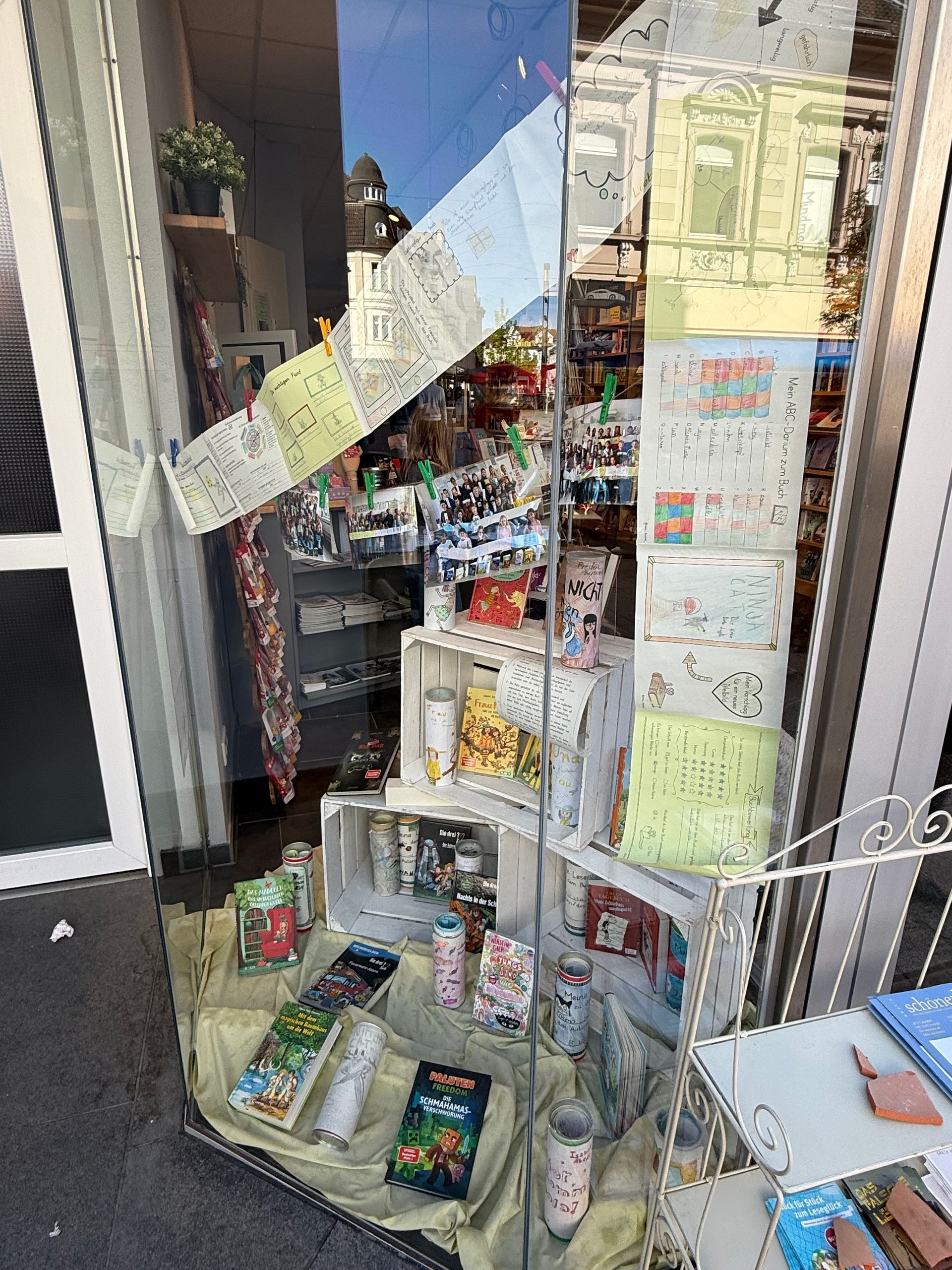 Schaufenster mit Büchern und Leserollen