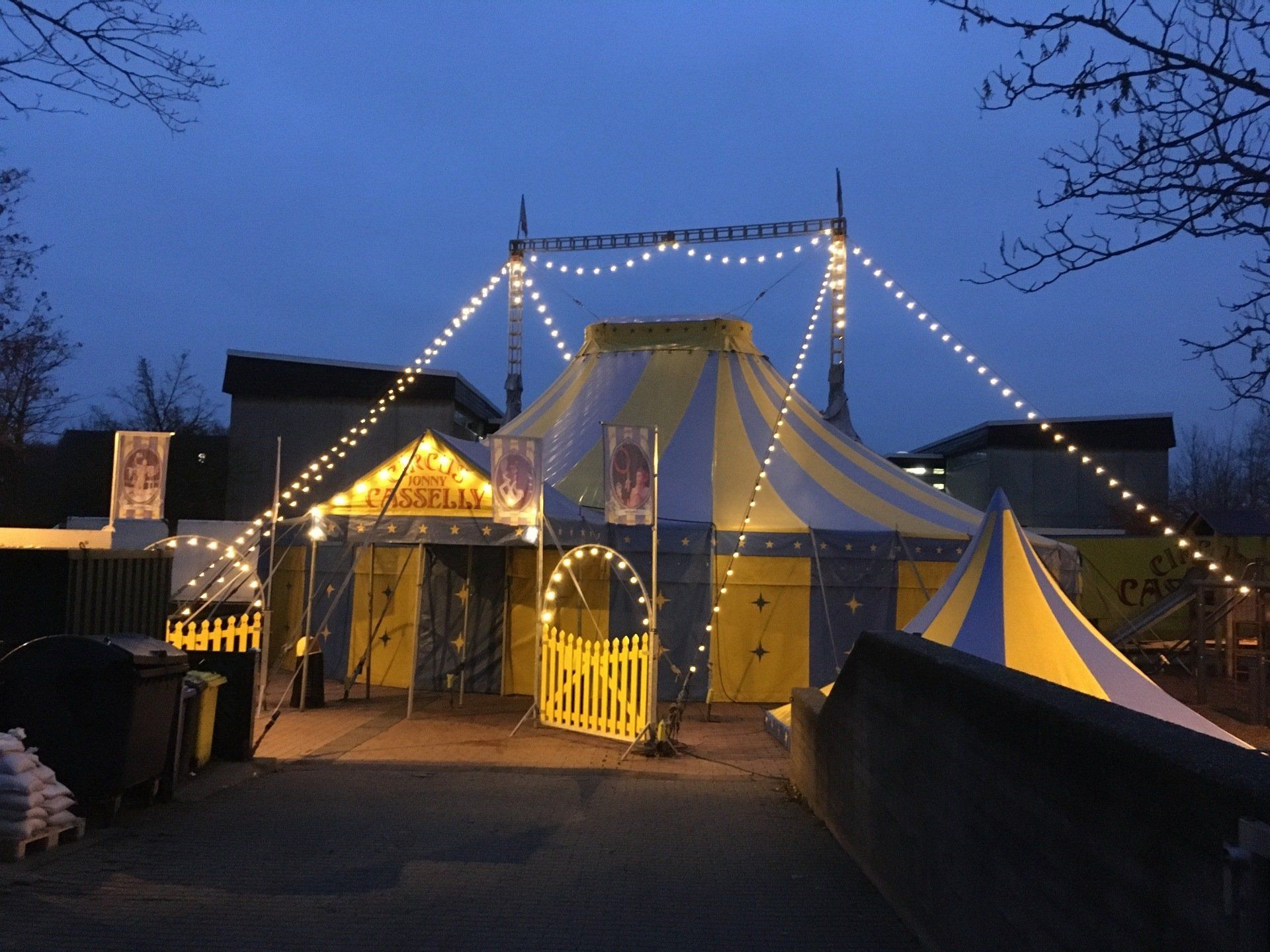 gelb-blaues Zirkuszelt auf dem Schulhof