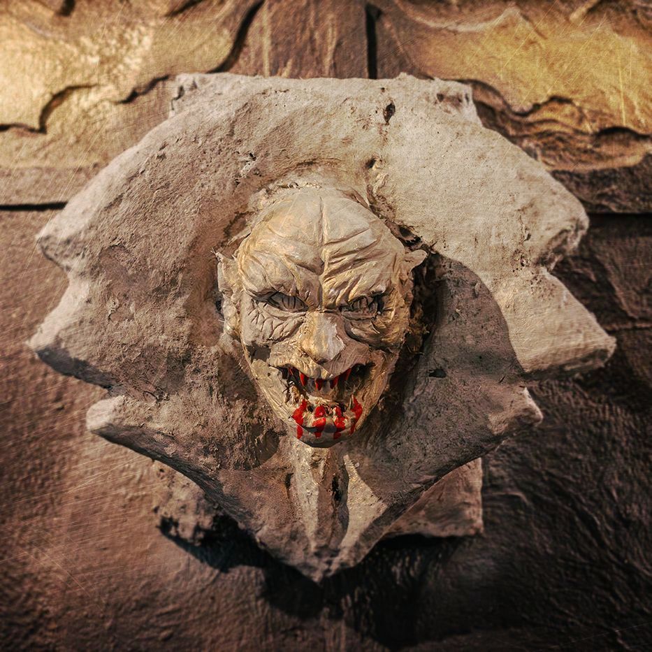 Dekoobjekt Vampirkopf an einer Wand aus dem Raum Draculas Castle