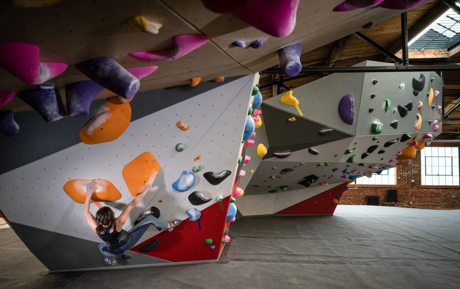 Diseños difíciles con vías de escalada invertidas Rocódromos y peresas de escalada