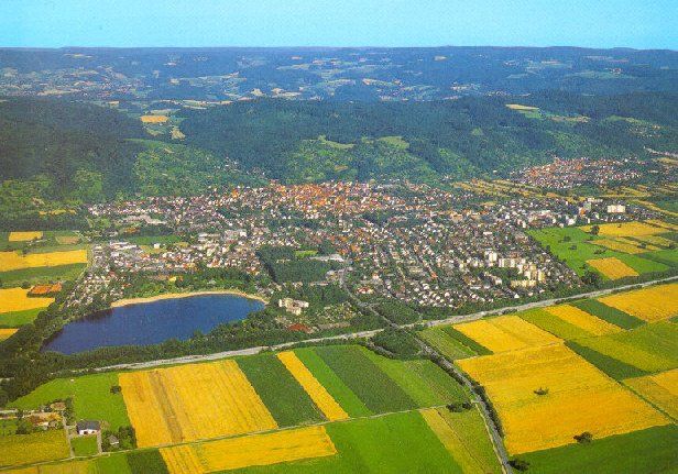 Hemsbach liegt an der Bergstraße im Nordwesten von Baden-Würtember. Eingebettet in bunt gesteute Obstanlagen, die im Osten von den mit Weinreben bewachsenen Hängen des Odenwaldes begrenzt werden. Das subtrobische Klima der Oberrheinischen Tiefebene bewirkt, dass schon zeitig das Frühjahr beginnt und die herrlischen Baumblüten alljährlich viele Besucher an die Bergstraße und schließlich auch nach Hemsbach zieht.
