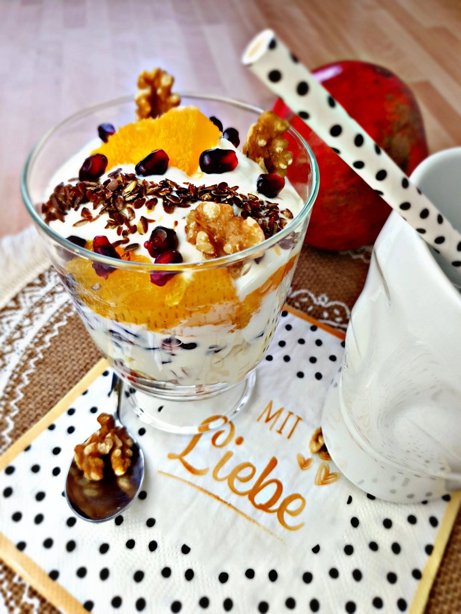 Joghurt Becher Granatapfel Orange