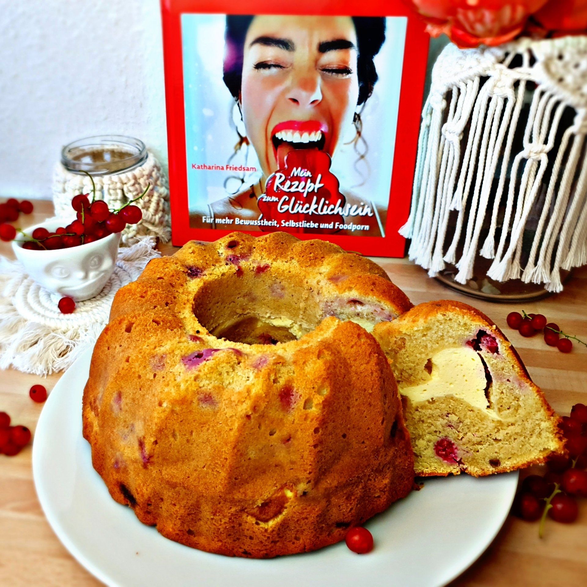 Johannisbeeren Mandel Gugelhupf mit Cheescake Kern, Rezept