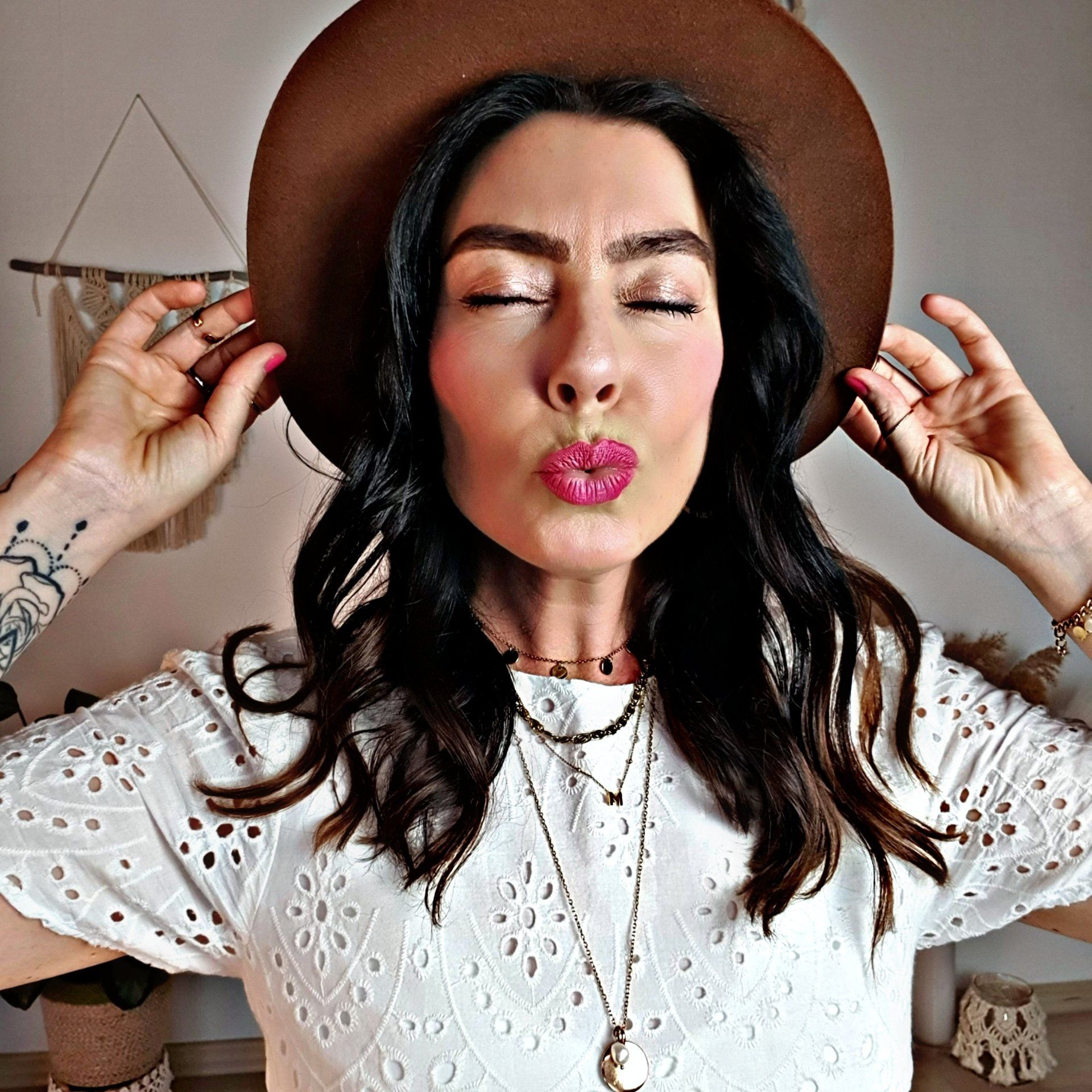 GLÜCKLICHSEIN IST DIE HAUPTSACHE & ALLES ANDERE ERGIBT SICH DARAUS – Wie wir wirklich glücklich werden