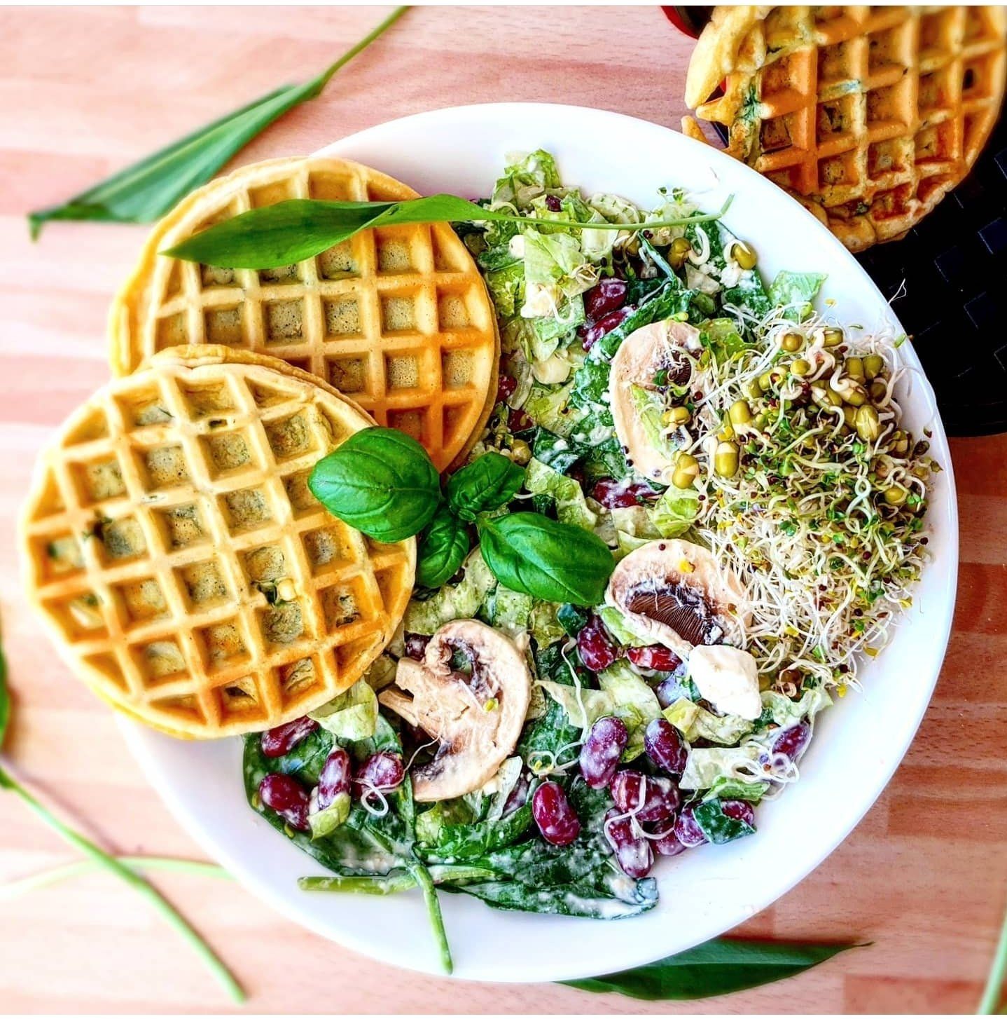 Salat Bowl mit Bärlauch Waffeln