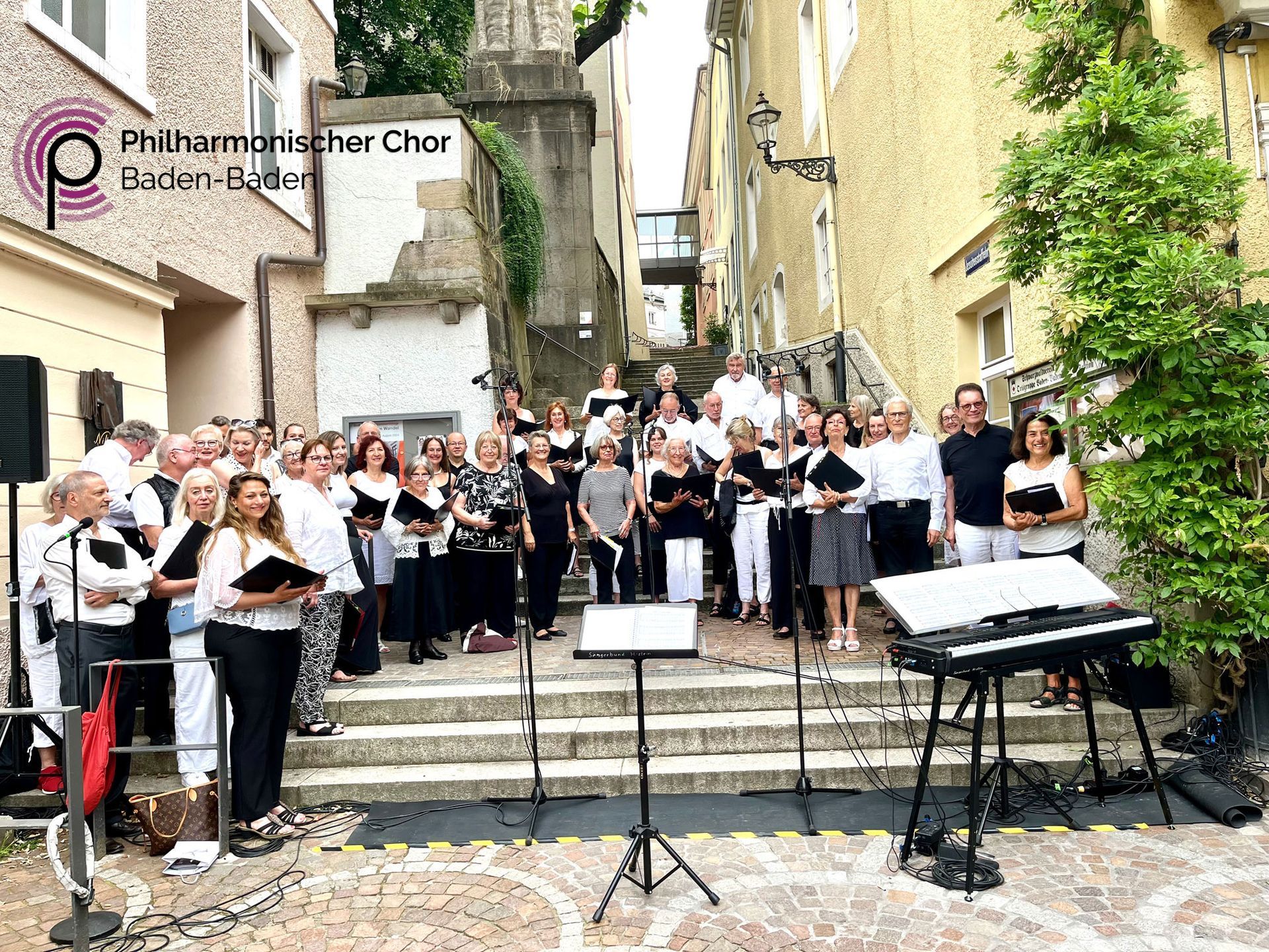Philharmonischer Chor Auftritt am Jesuitenplatz, Baden-Baden bei 'Baden-Baden singt' am 30.06.2024 Philharmonischer Chor Auftritt am Jesuitenplatz, Baden-Baden bei 'Baden-Baden singt' am 30.06.2024