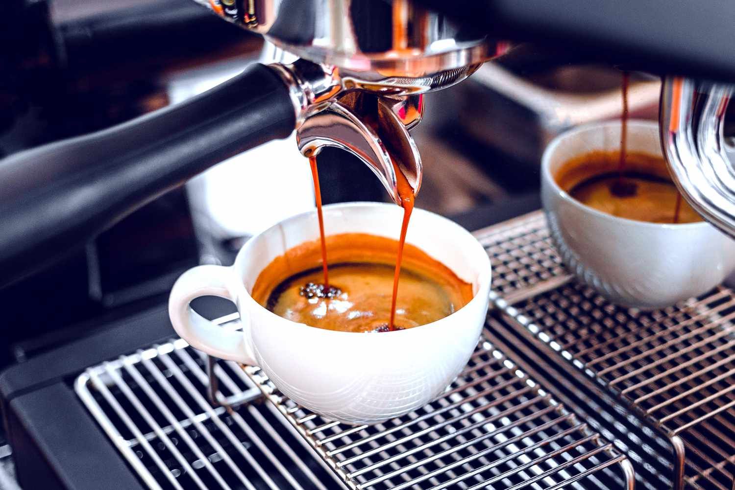 Tasse de café noir chaud avec grains de café fraîchement torréfiés – Le Journal du Barista, conseils