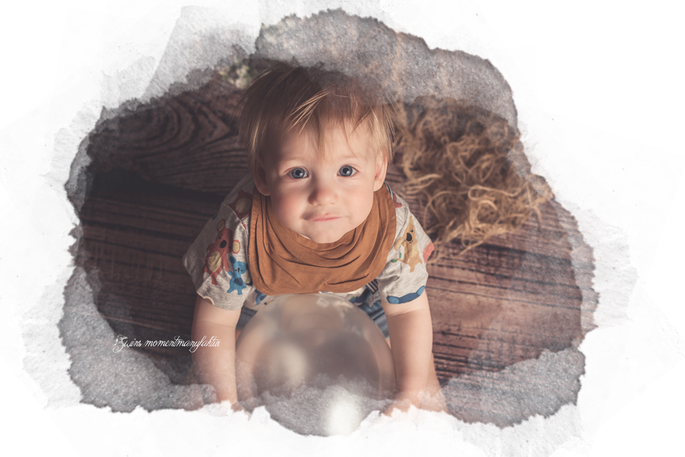 Preise Geburtstagsshooting mini Ein jähriger Junge mit Luftballon auf dem Scho´schaut nach oben in die Kamera