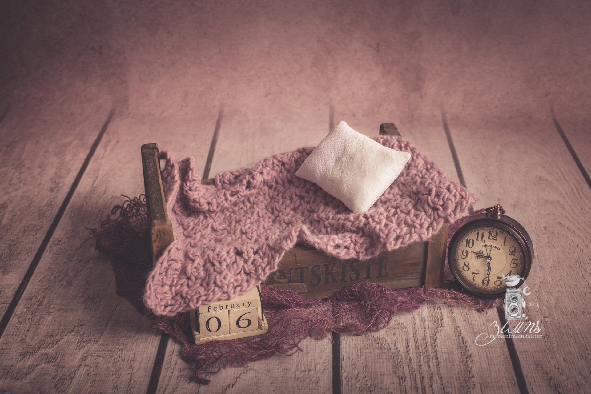 Newbornfotografie in Hamburg im Fotoset mit Holzkiste