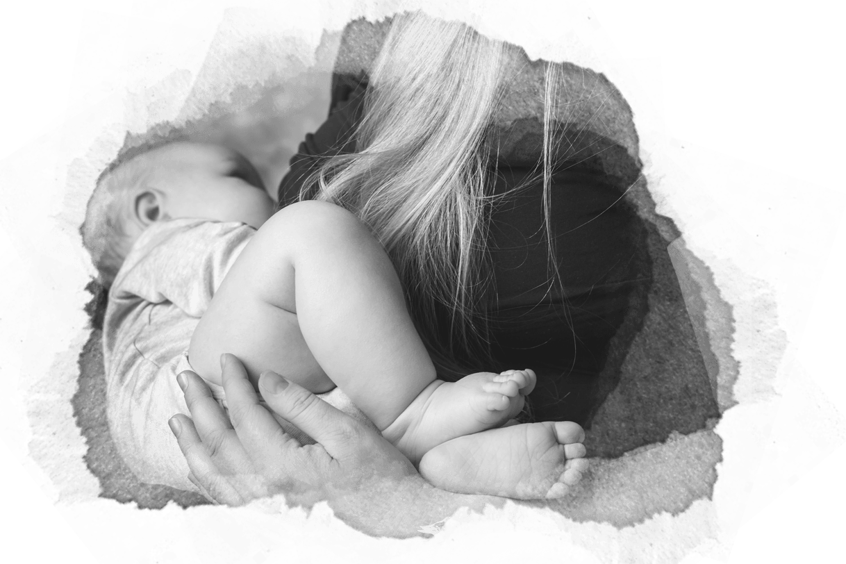 Preise Mama&Ich Fotoshooting Baby wird gestillt, gemeinsames Bild mit Mama in schwarzweiß