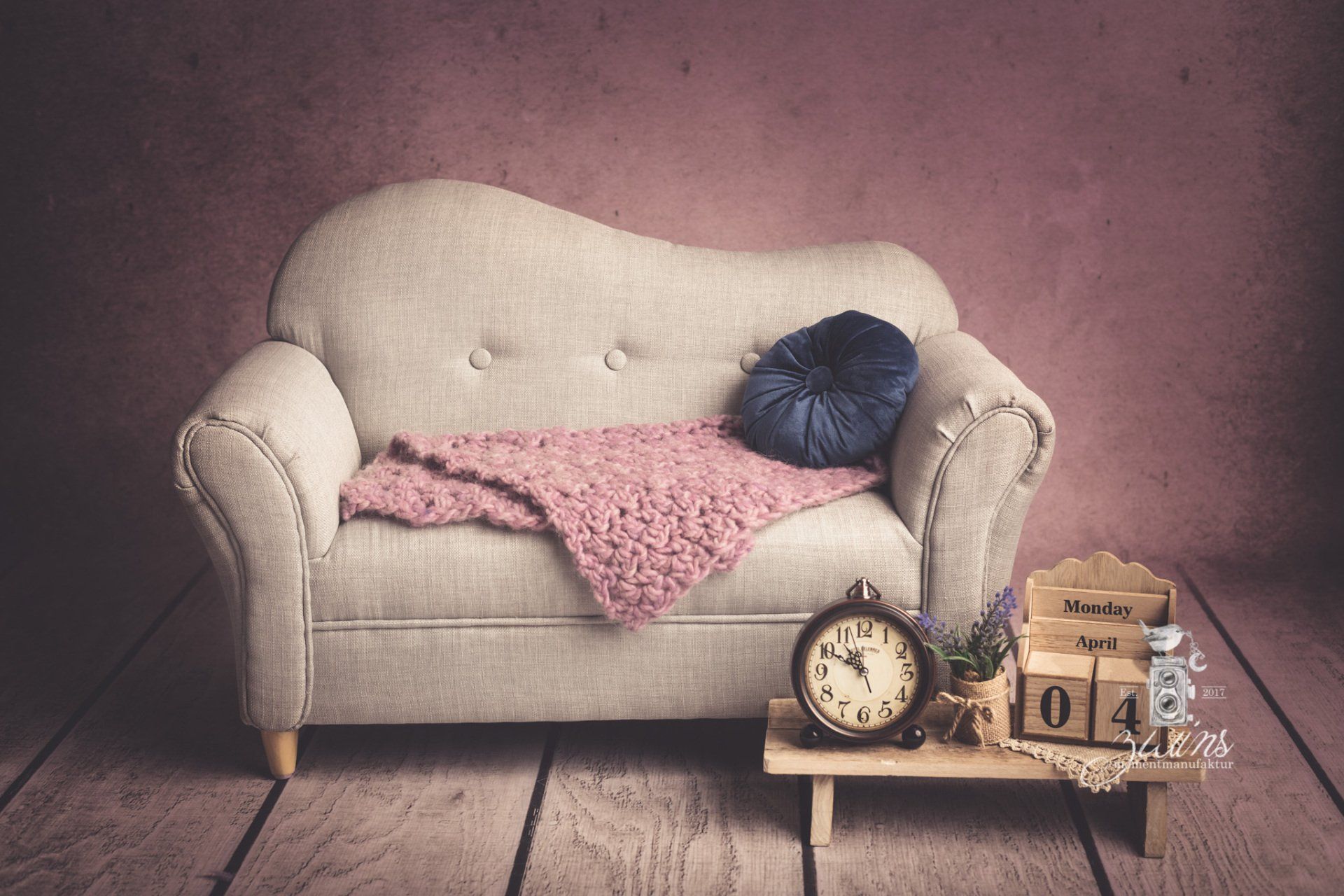 Newbornfotografie in Henstedt-Uluzburg im Fotoset mit Kindersofa