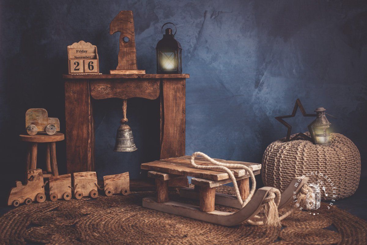 Weihnachtsbilder auf dem Schlitten vor einem Holzkamin im Fotostudio in Henstedt-Ulzburg