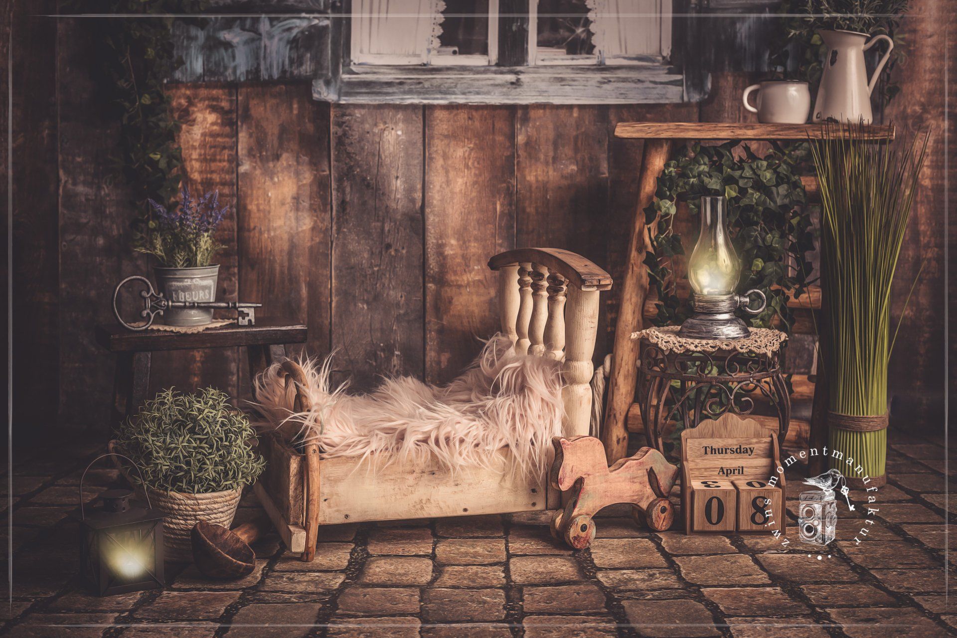 Babyfotografie in Henstedt-Ulzburg im Fotoset Der geheimnisvolle Hof mit Holzbett
