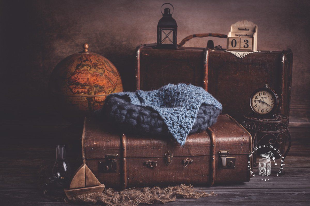 Newbornshooting in Hamburg im Fotoset mit alten Koffern