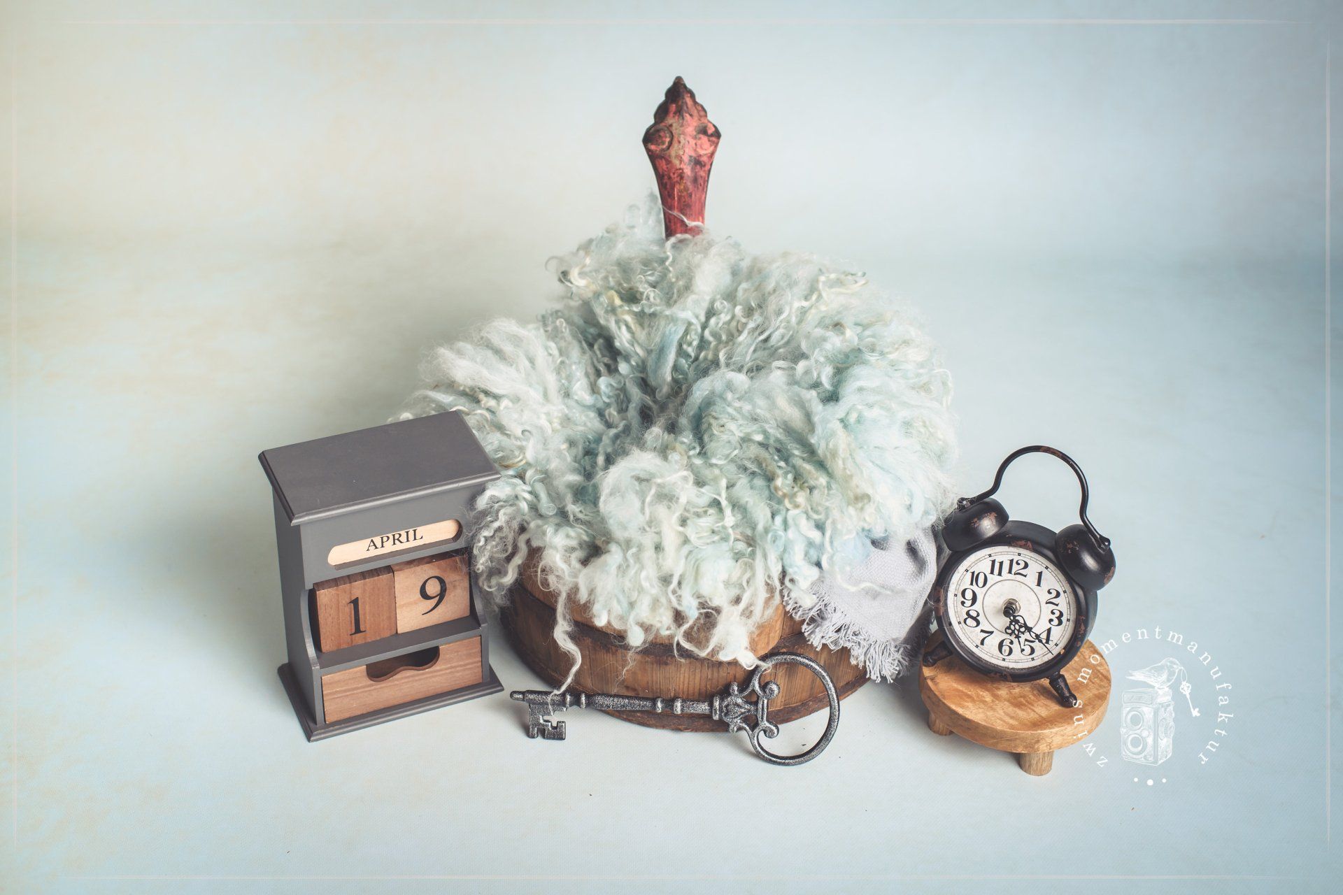 Neugeborenenfotoshooting in Kisdorf im Fotoset mit Holzeimer