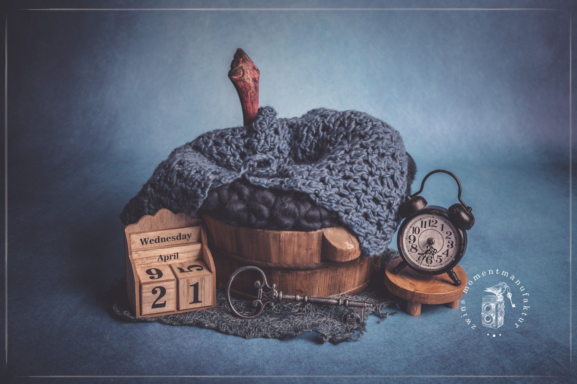 Neugeborenenfotoshooting in Henstedt-Ulzburg im Fotoset mit Holzeimer