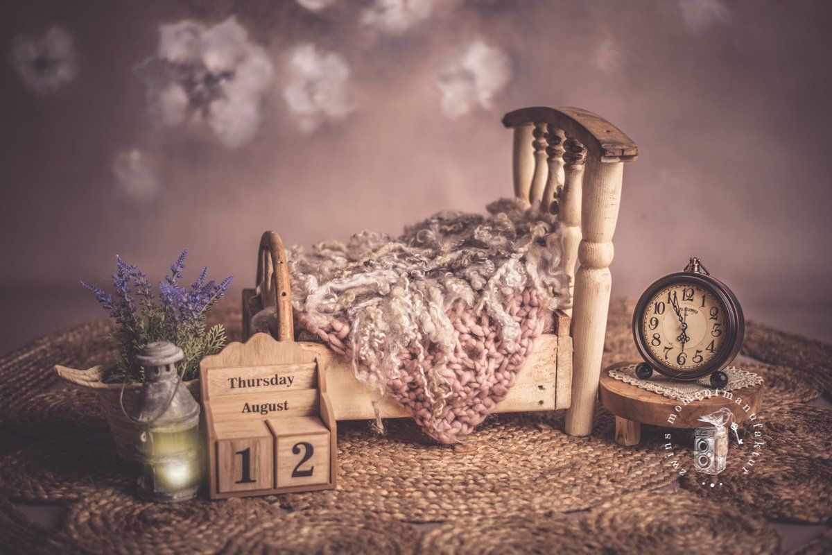 Babyfotoshooting in Henstedt-Ulzburg im Fotoset mit Holzbett