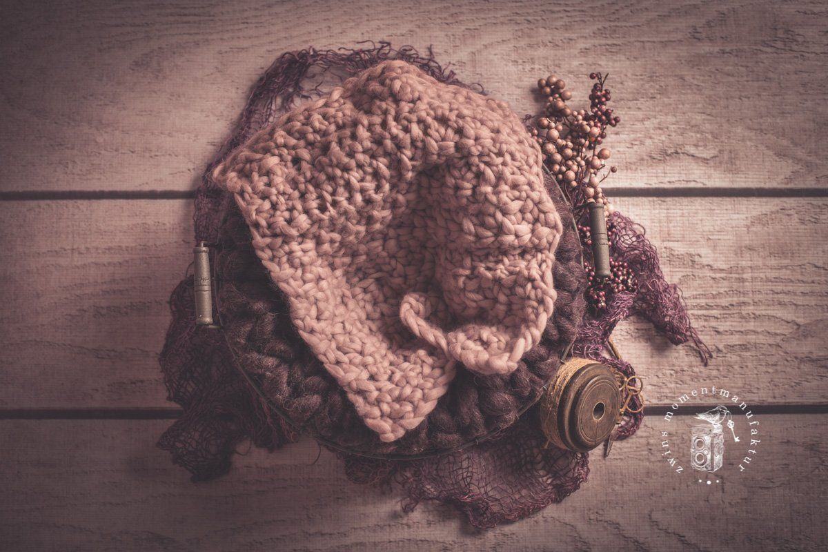 Newbornfotografin für Henstedt-Ulzburg Fotoset mit Korb