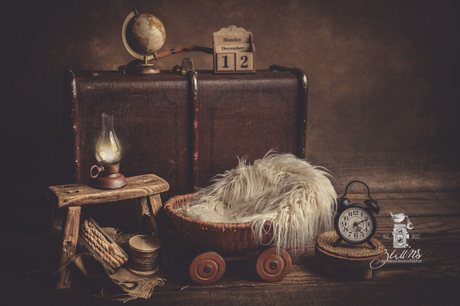 Newbornshooting in Kaltenkirchen im Fotoset mit alten Koffern