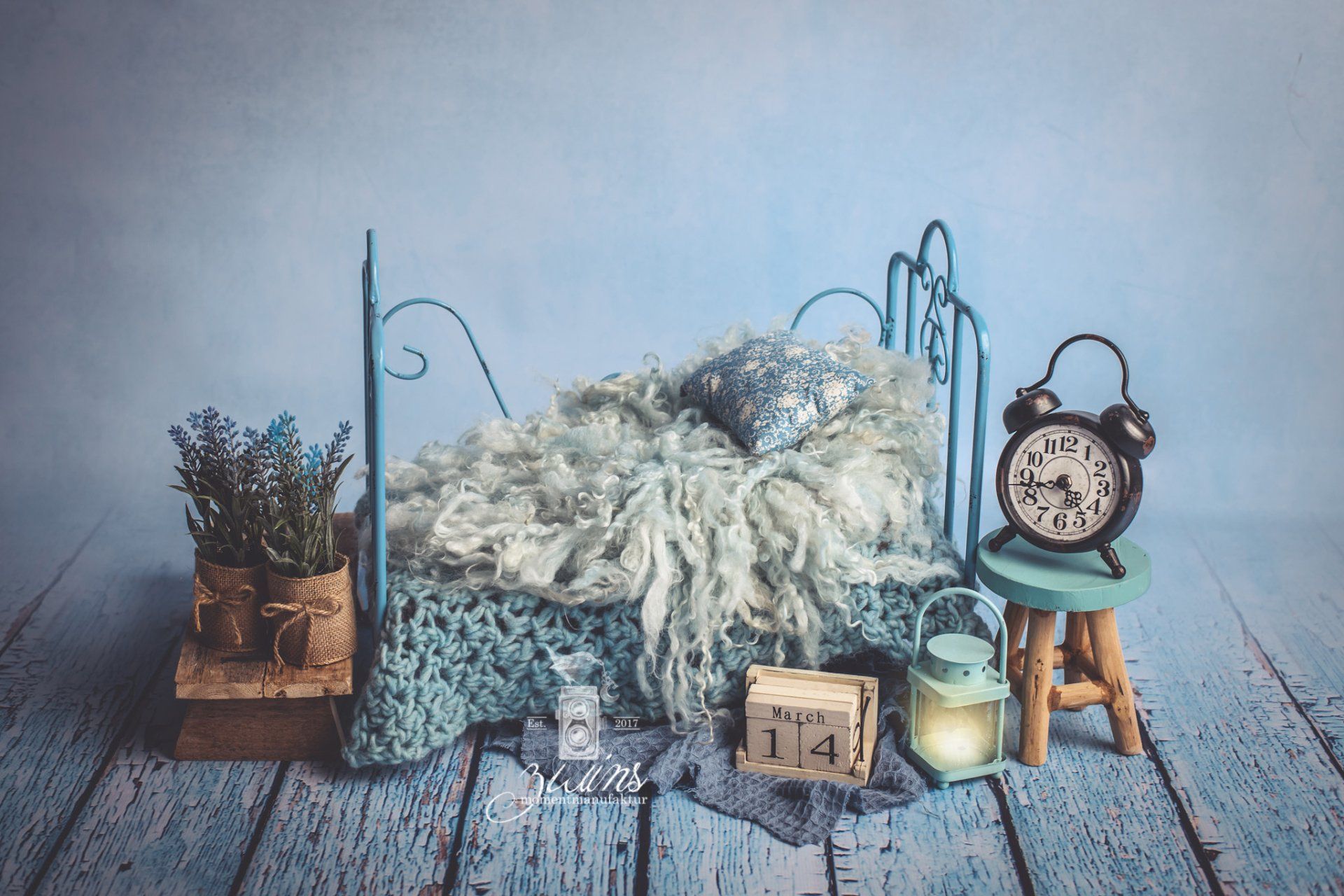 Fotoset für Neugeborene, hellblauer Hintergrund mit blauem Metallbett für Babys