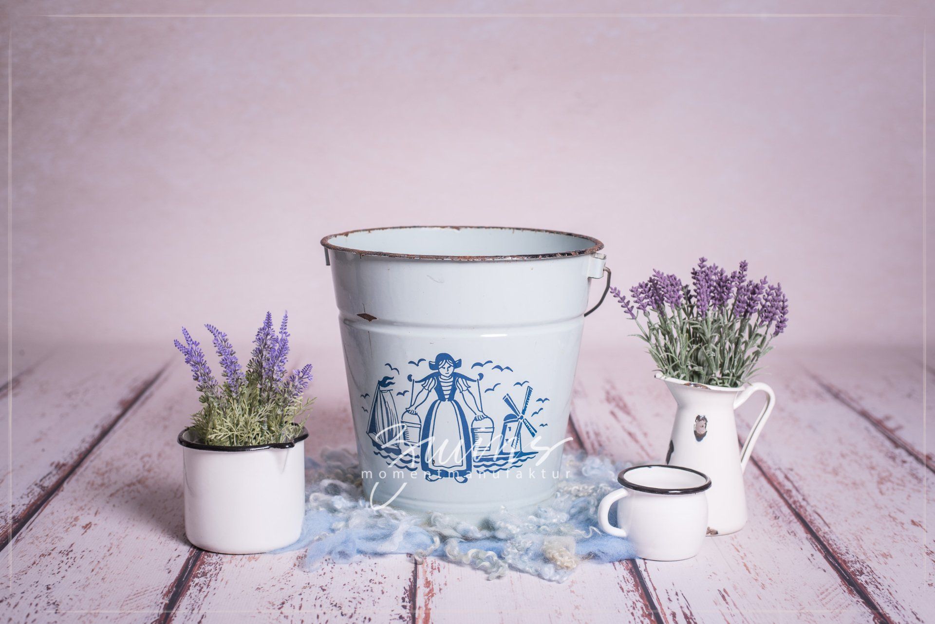 Neugeborenenfotografin in Henstedt-Ulzburg im Fotoset mit Eimer