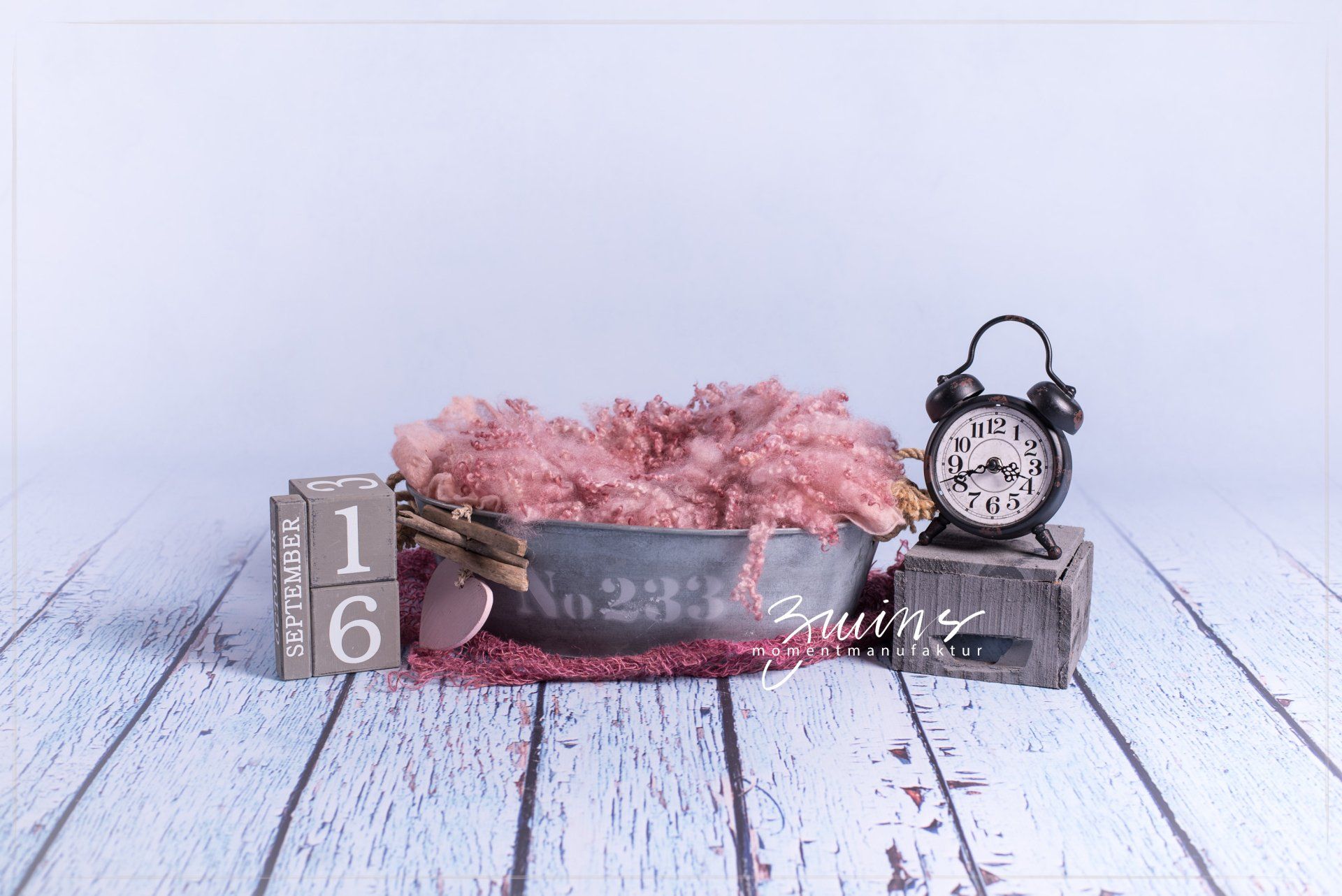 Neugeborenenfotoshooting in Henstedt-Ulzburg im Fotoset mit Metalleimer