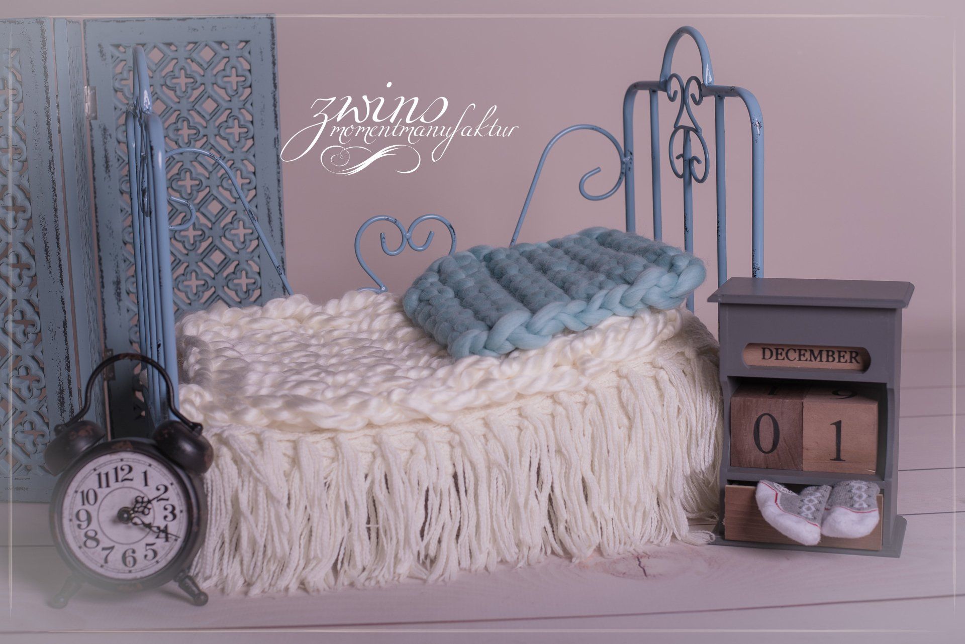 Newbornfotoshooting in Henstedt-Ulzburg im Fotoset mit Babybett