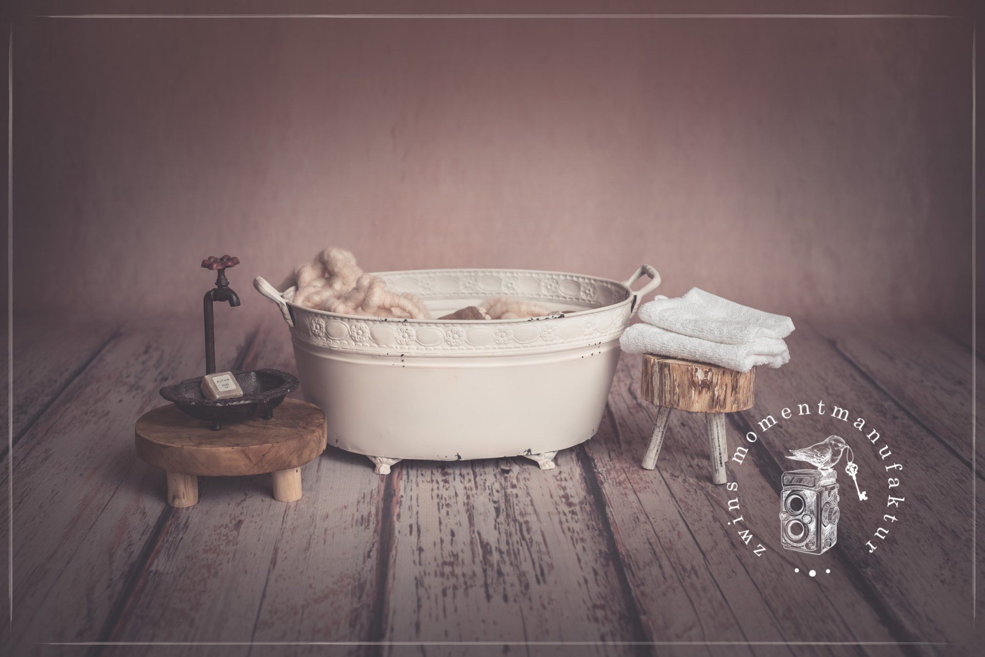 Babyfotografie in Kaltenkirchen im Fotoset mit Babybadewanne