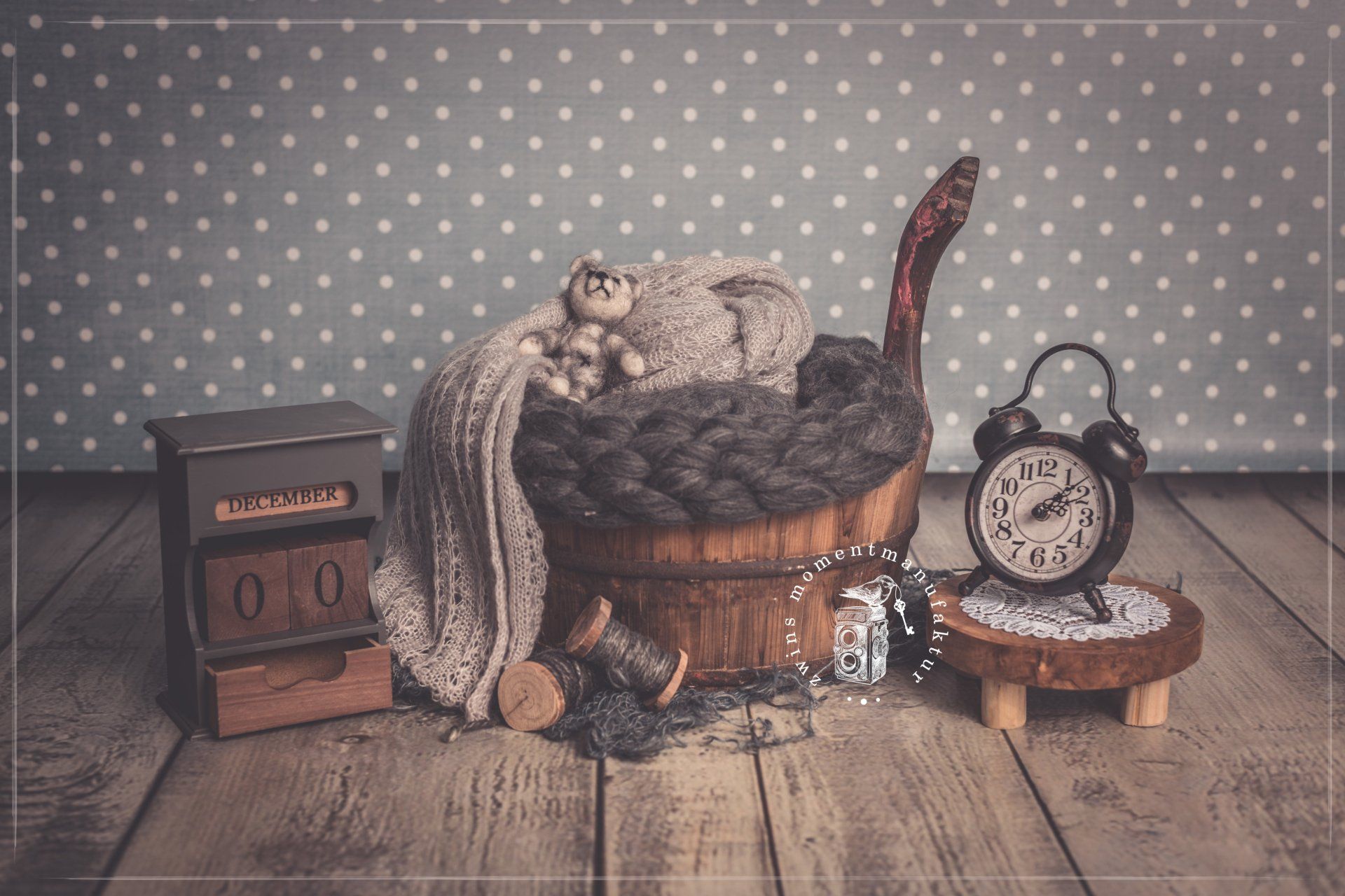 Babyfotoshooting in Henstedt-Ulzburg im Fotoset mit Holzeimer