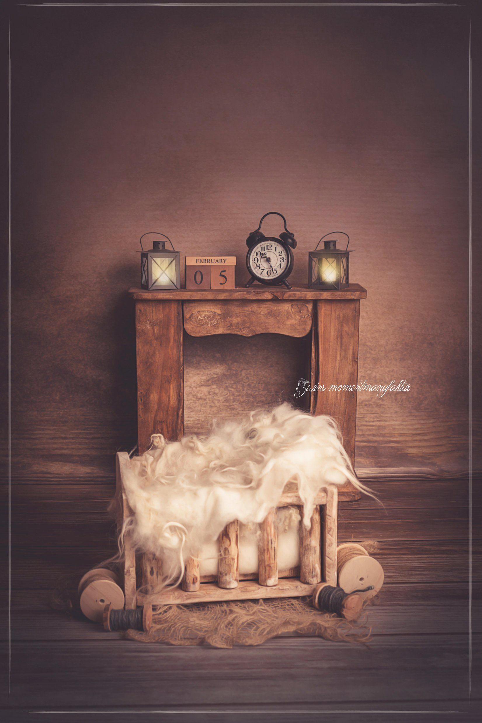 Babyfotoshooting in Henstedt-Ulzburg im Fotoset mit Bett und Kamin