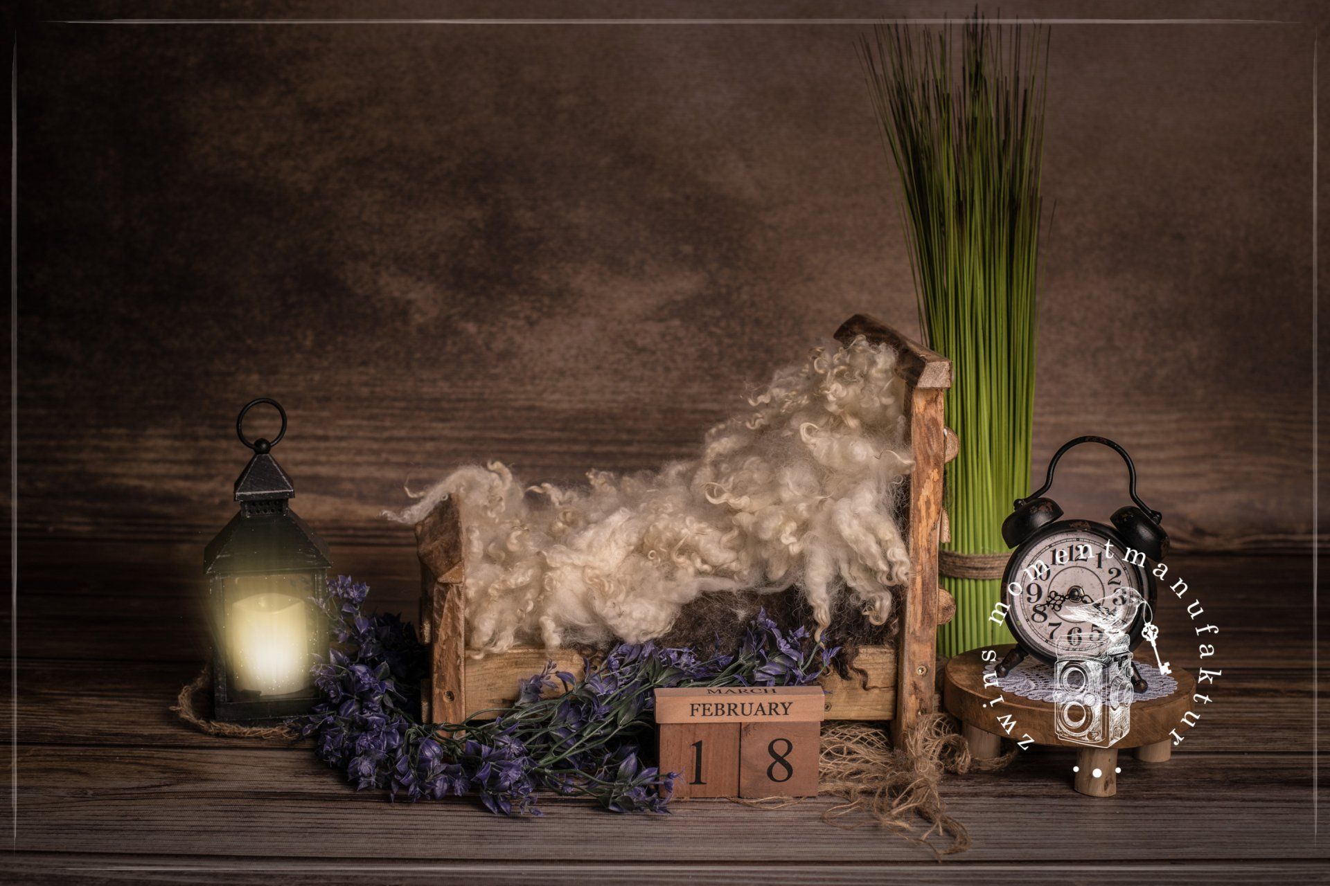 Newbornfotografin in Henstedt-Ulzburg im Fotoset mit Holzbett