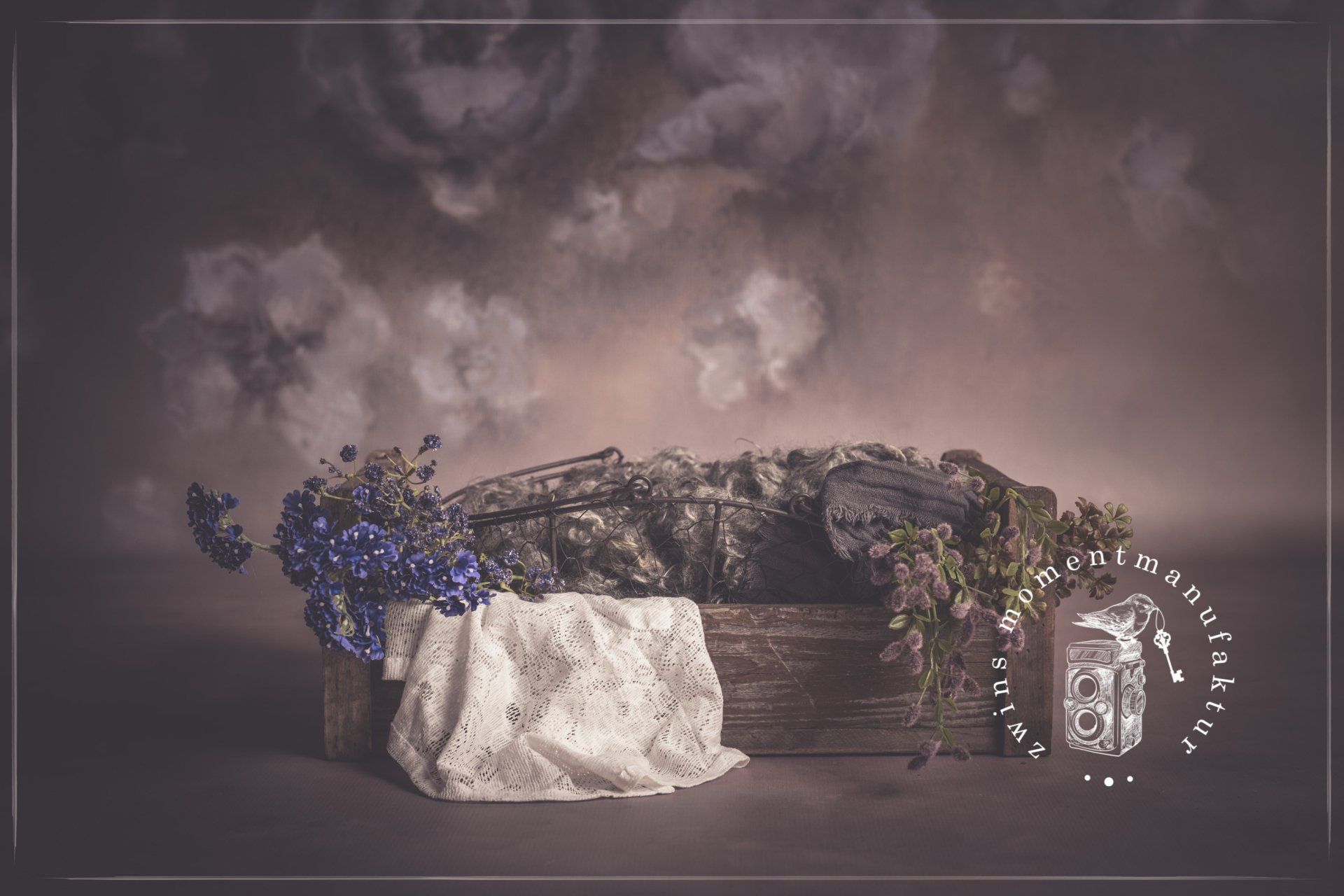 Newbornfotografin in Henstedt-Ulzburg im Fotoset mit Holzkiste