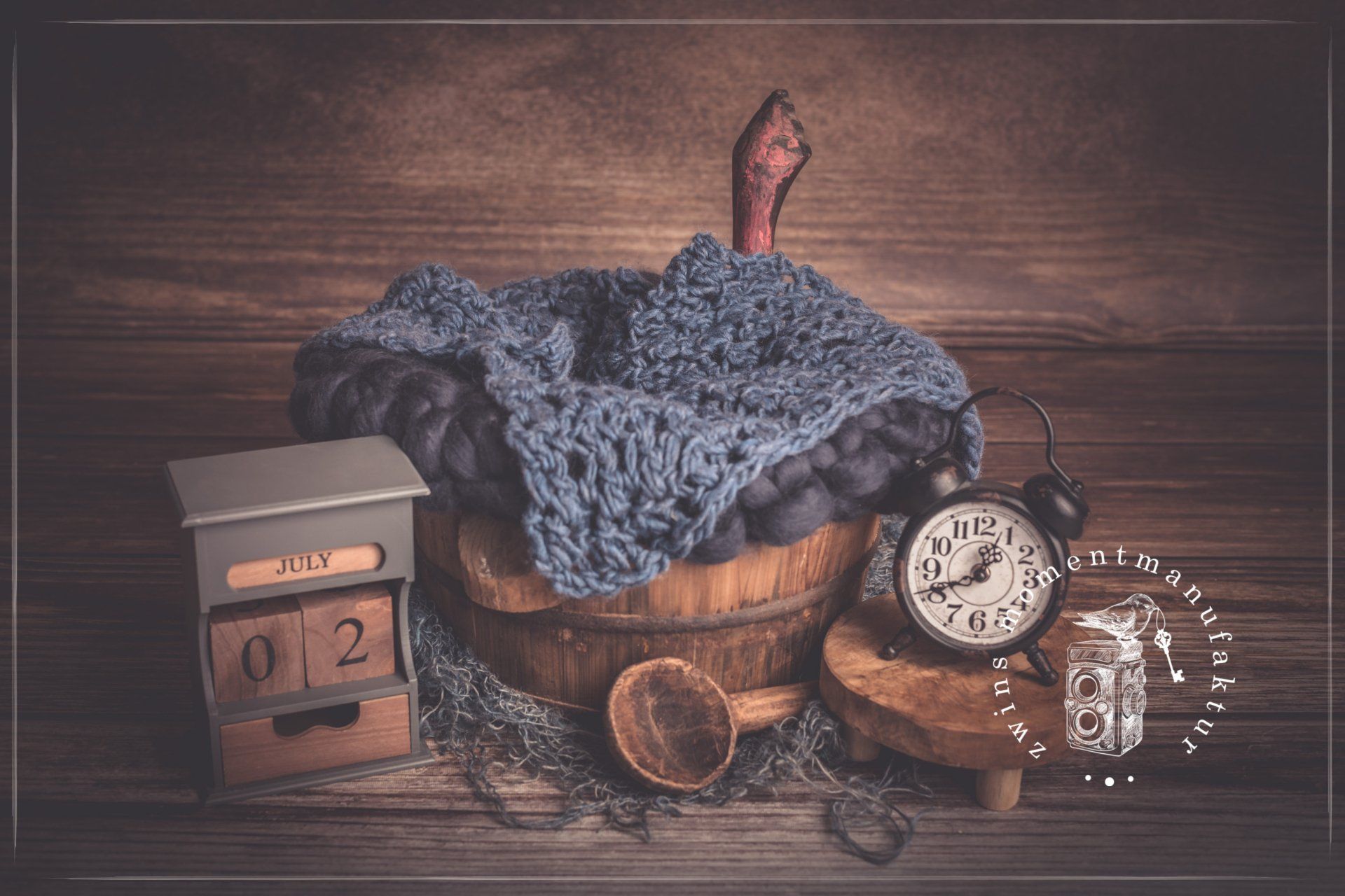 Babyfotoshooting in Kisdrof im Fotoset mit Holzeimer