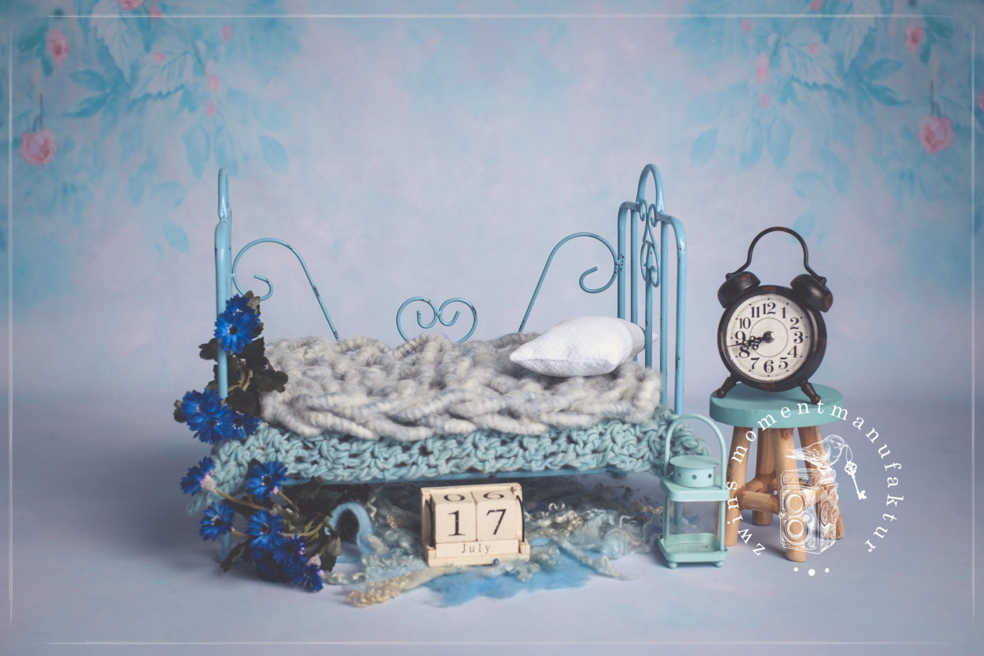 Fotoset für Neugeborene, hellblauer Hintergrund mit blauem Metallbett für Babys