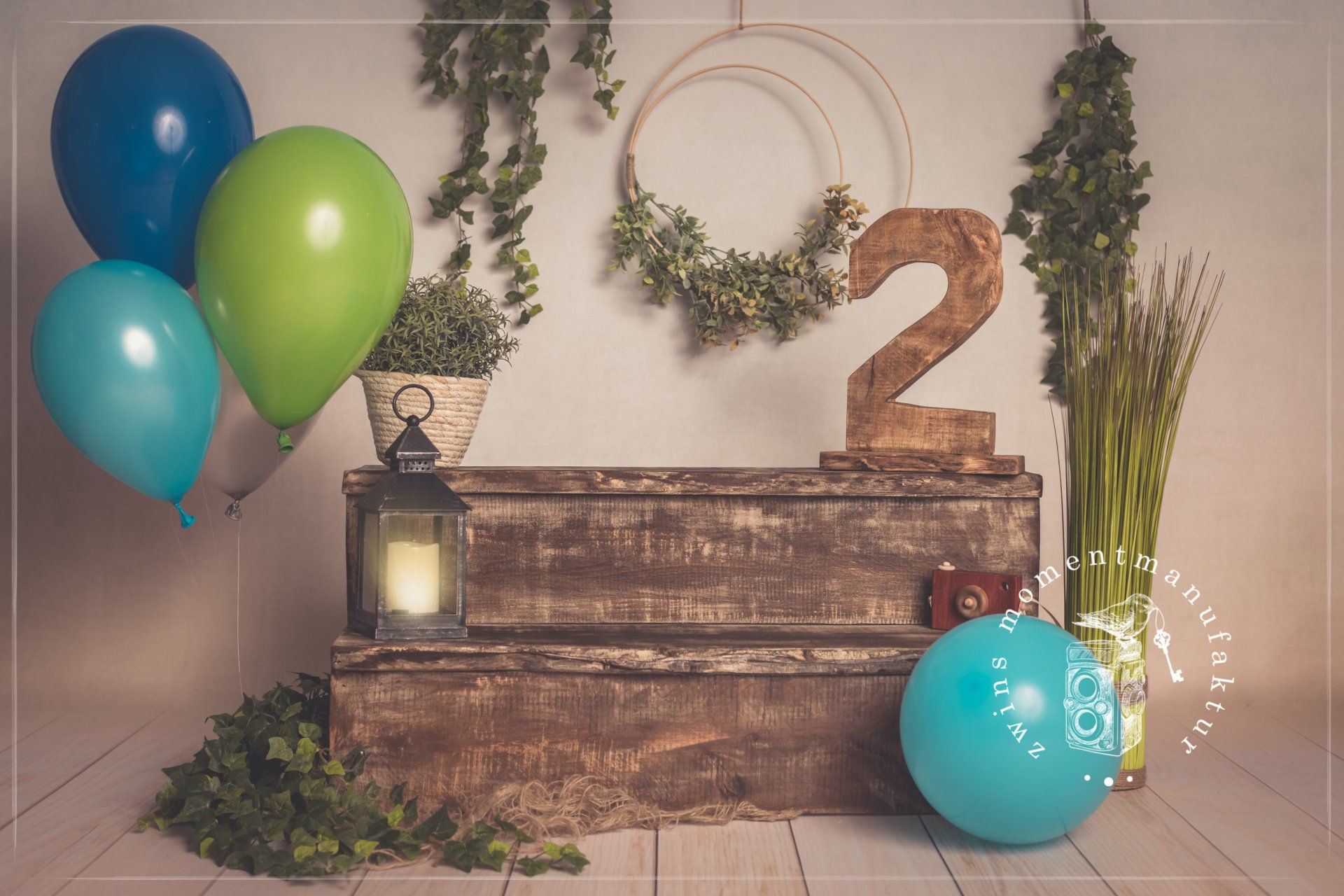 Fotoset Geburtstag, Holztreppe auf beigem Hintergrund, Planzen und Ballon-Deko