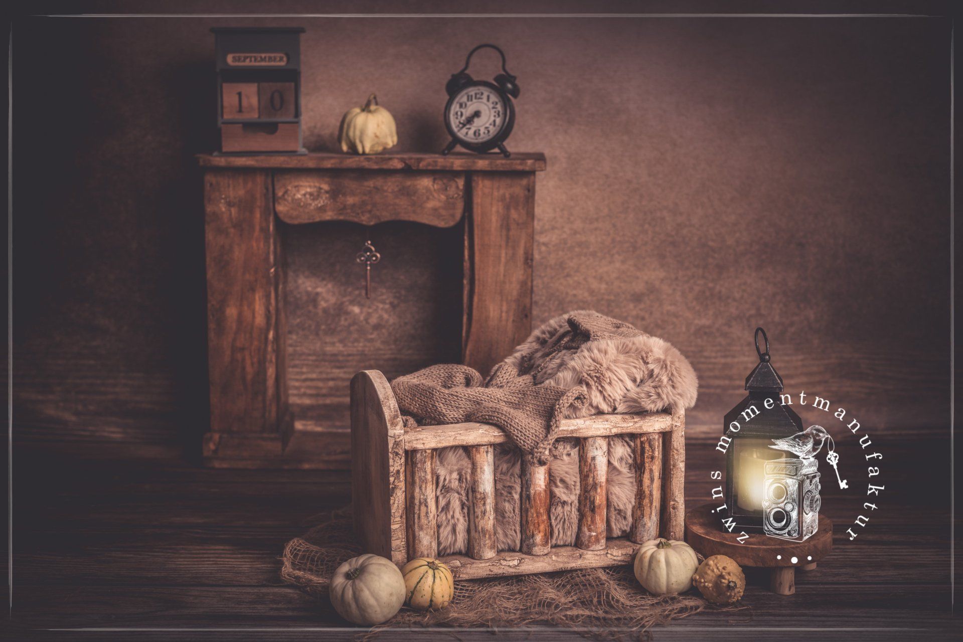 Babyfotoshooting in Kaltenkirchen im Fotoset mit Bett und Kamin