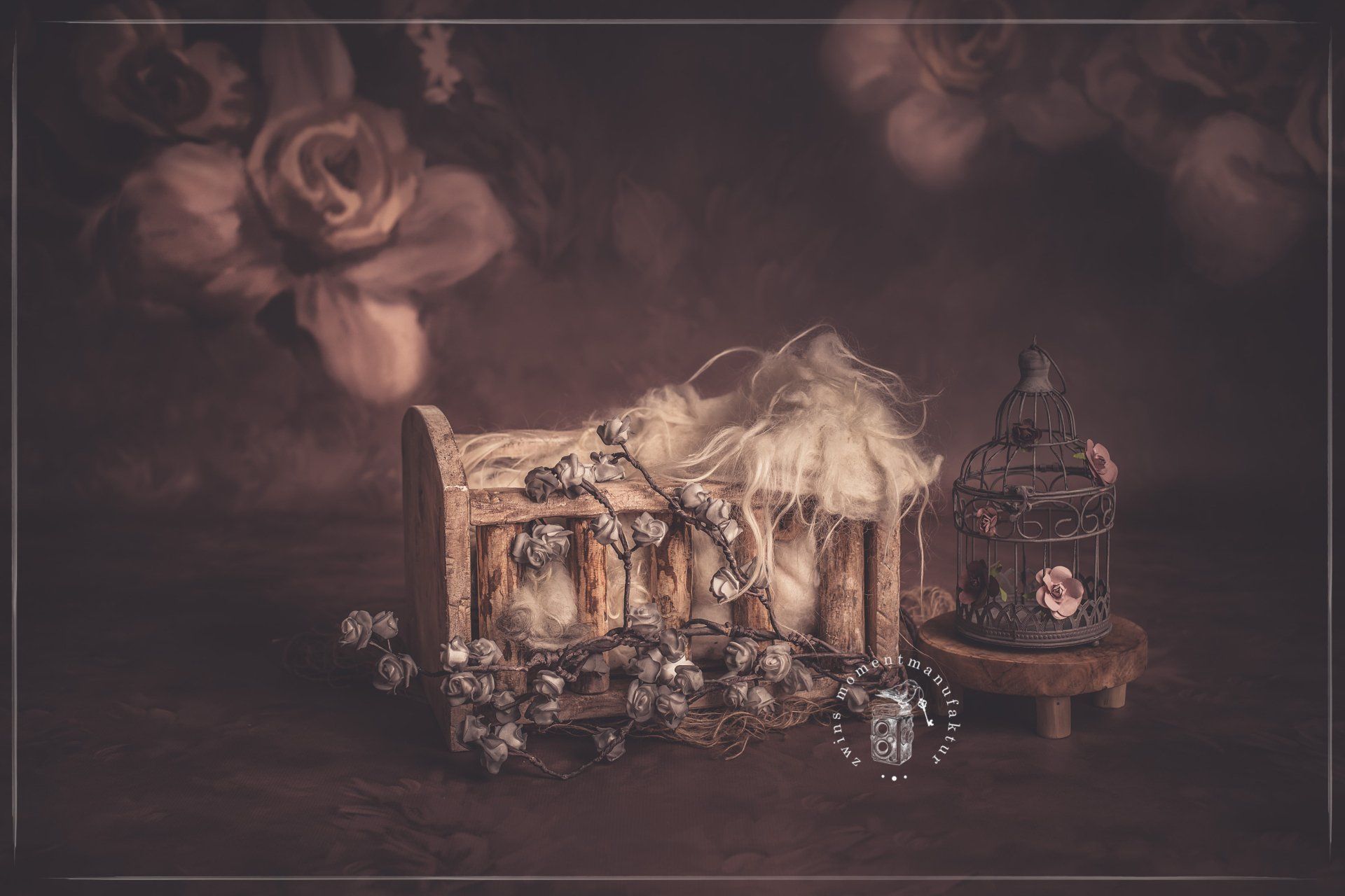 Babyfotoshooting in Henstedt-Ulzburg im Fotoset Dornröschen mit Holzbett