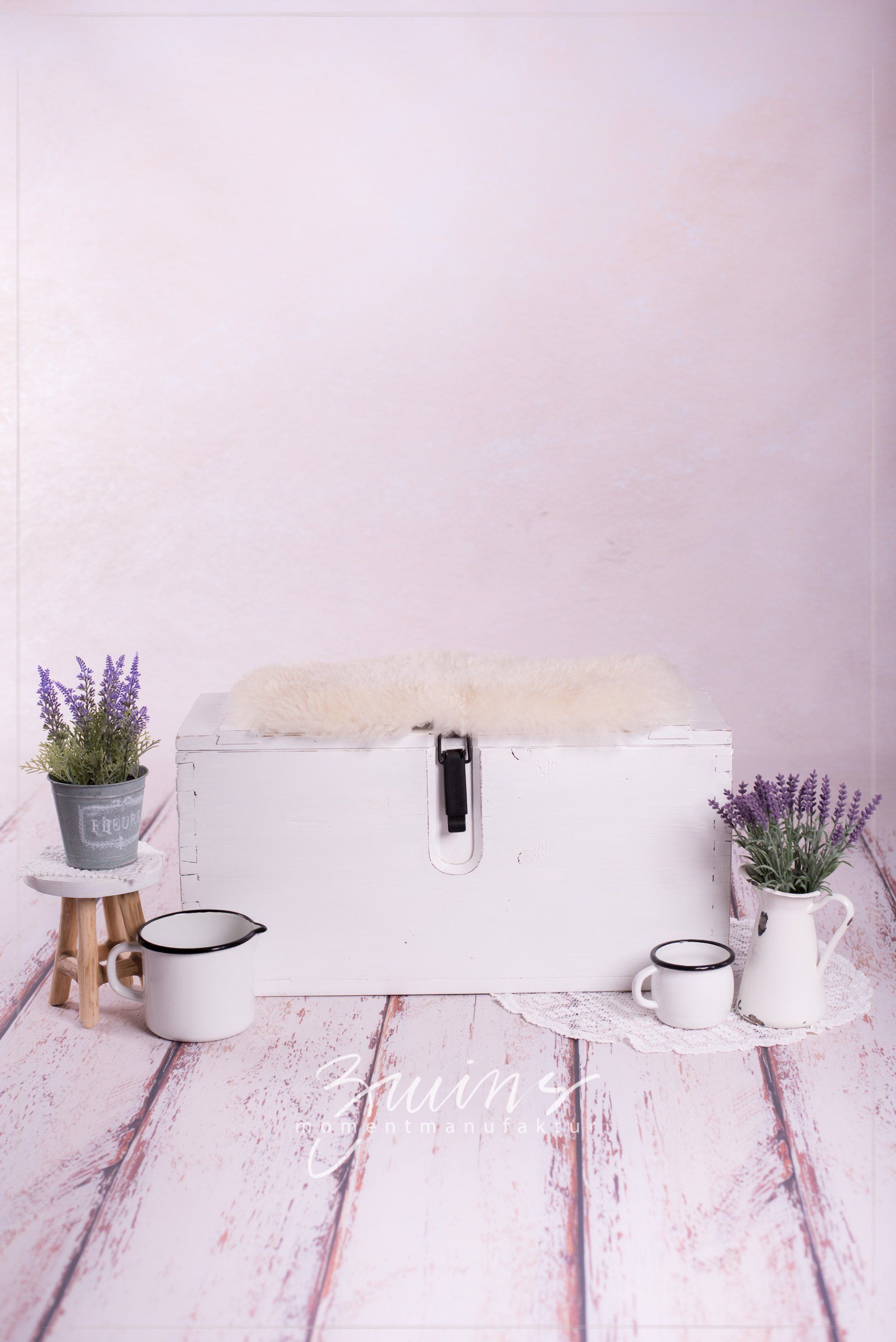 Babyfotografin in Henstedt-Ulzburg im Fotoset mit alter Holzkiste