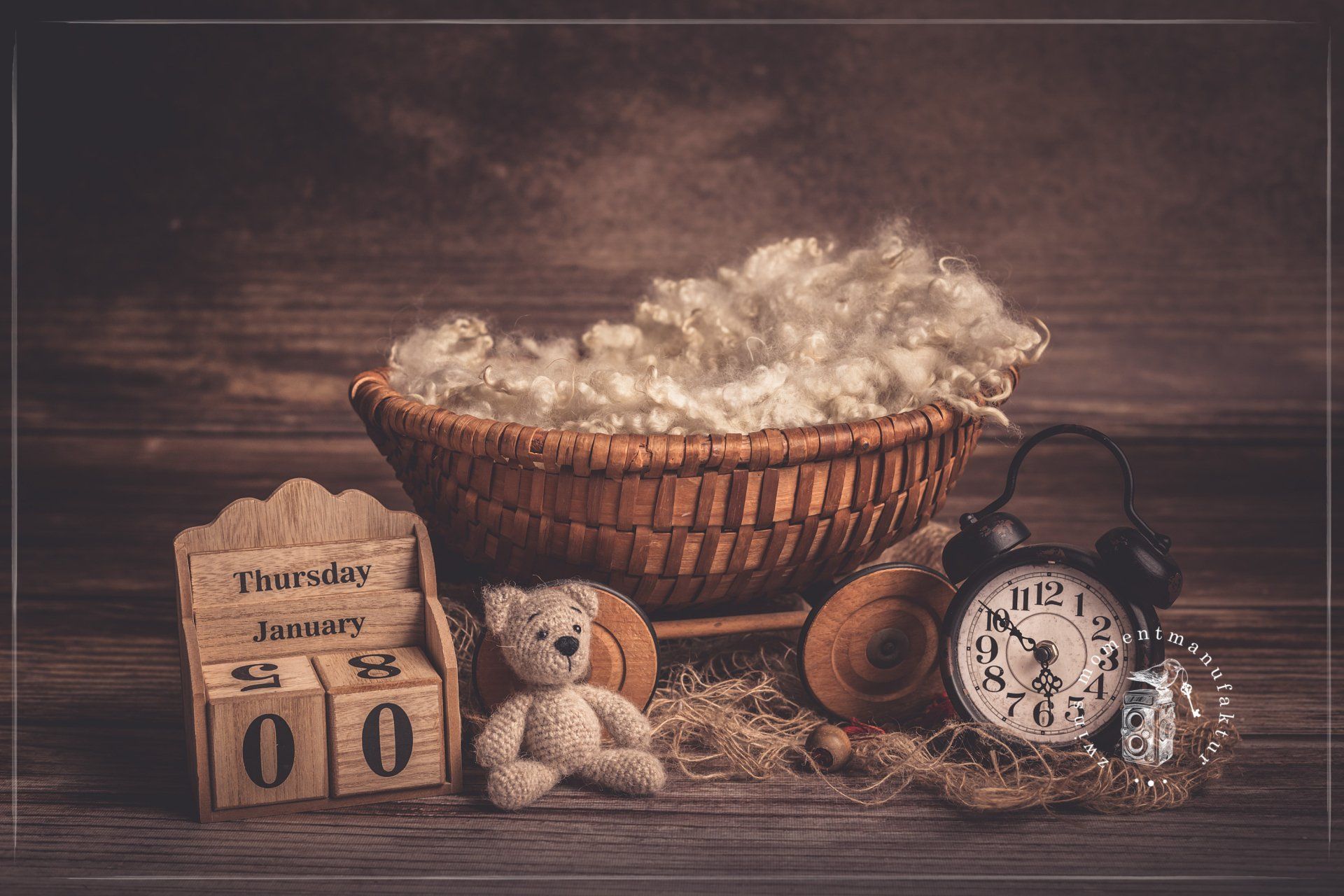 Babyfotografin in Kaltenkirchen im Fotoset mit Puppenwagen für Neugeborene