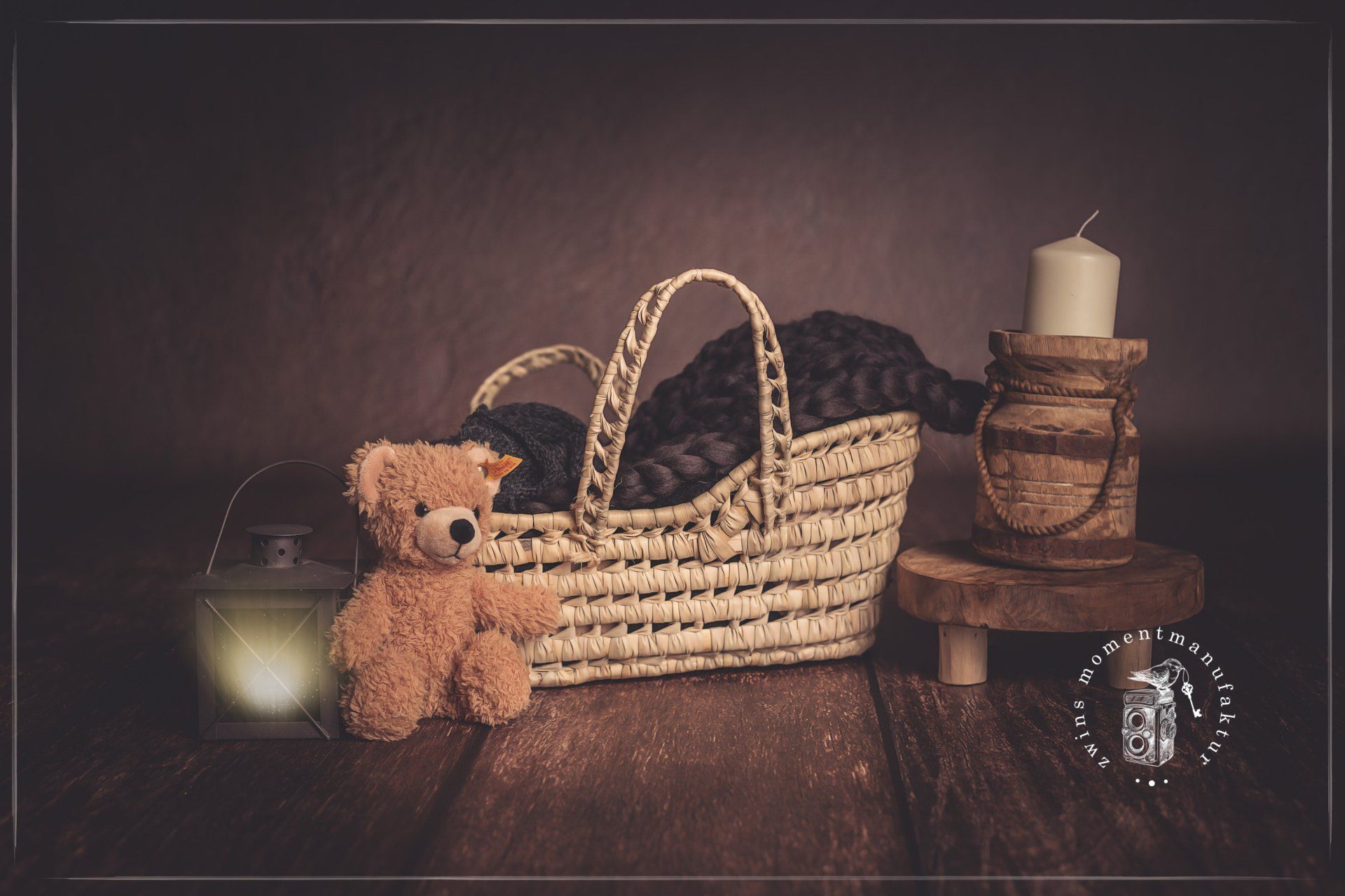 Babyfotografin in Henstedt-Ulzburg im Fotoset mit Tragekorb für Neugeborene