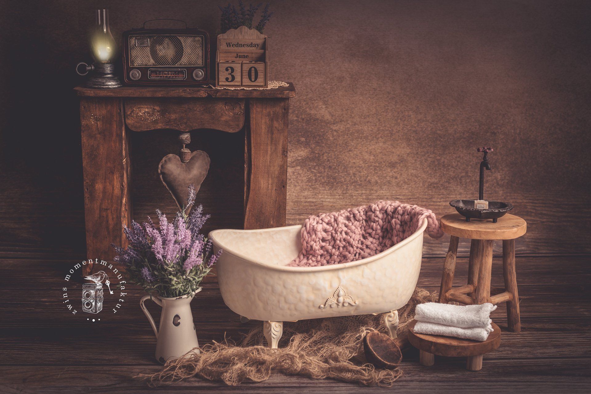 Babyfotografie in Hamburg im Fotoset mit Babybadewanne