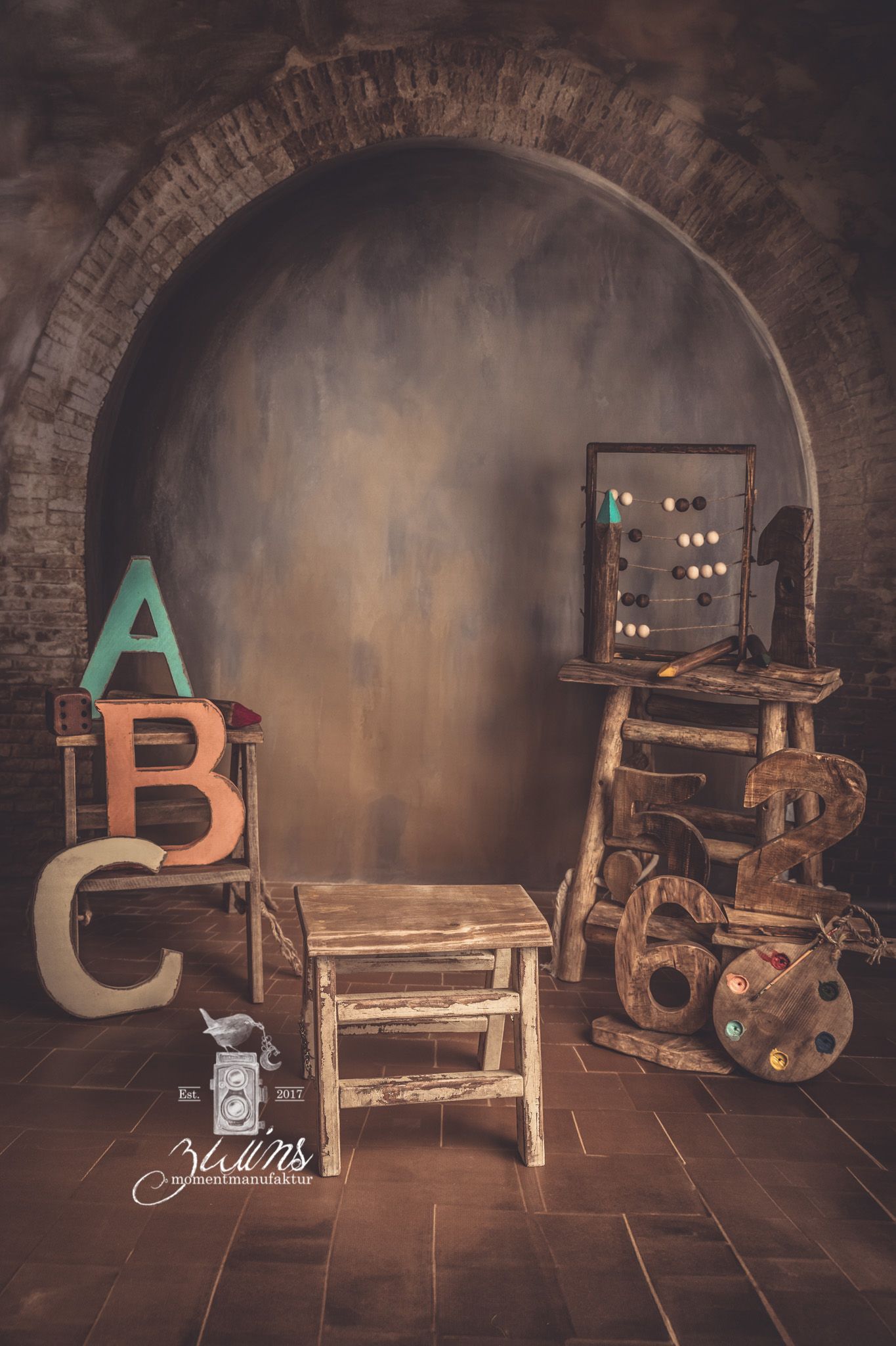 Fotoset Einschulung, Holzbuchstaben und Dekostifte auf grua-braunem Hintergrund