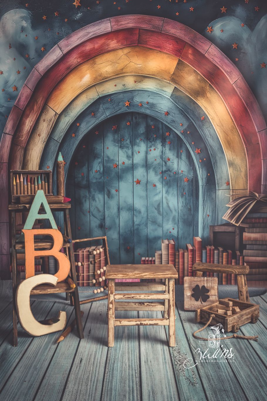 Fotoset Einschulung, Holzbuchstaben und Dekostifte auf blauem Hintergrund mit Regenbogen und Büchern