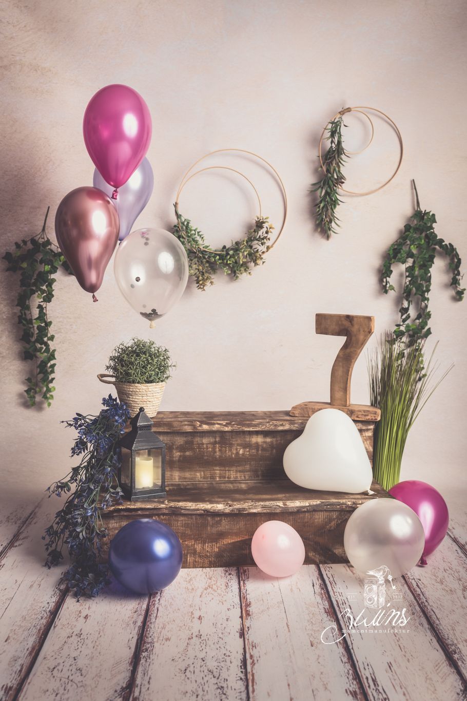 Fotoset Geburtstag, Holztreppe auf beigem Hintergrund, Planzen und Ballon-Deko in rosa