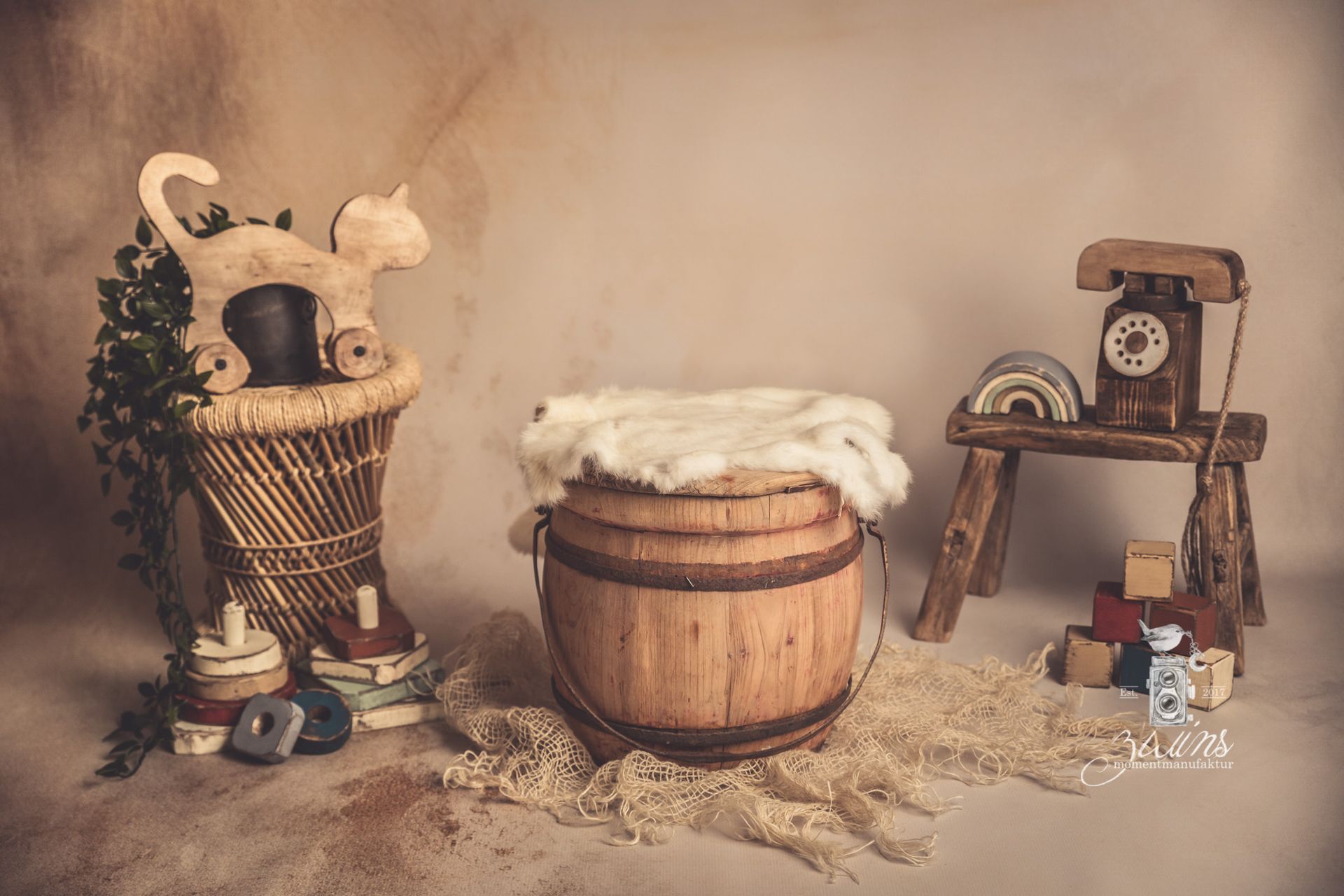 Kinderfotoshooting in Henstedt-Ulzburg im Fotoset mit altem Honigfass