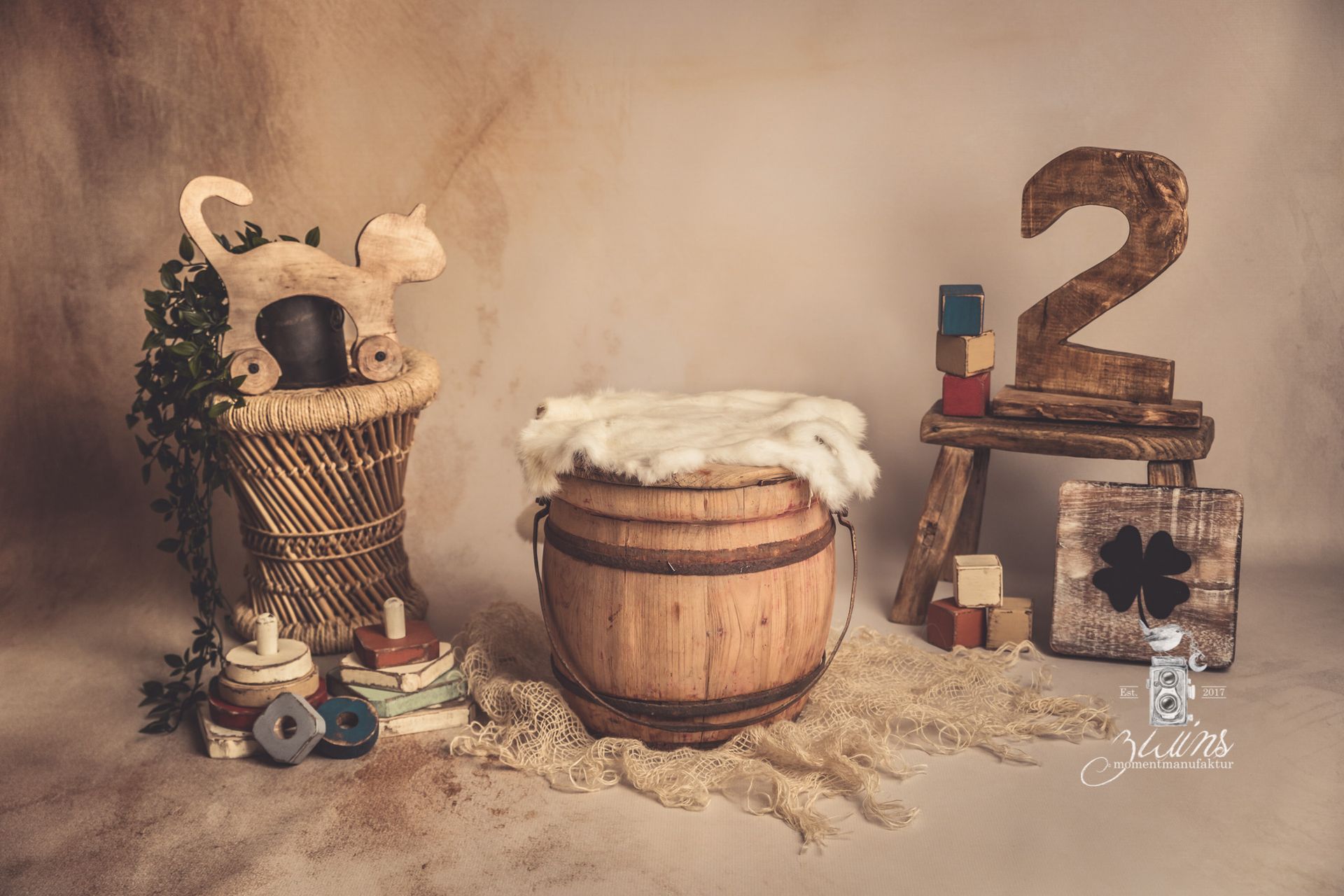 Kinderfotoshooting in Hamburg im Fotoset mit altem Honigfass