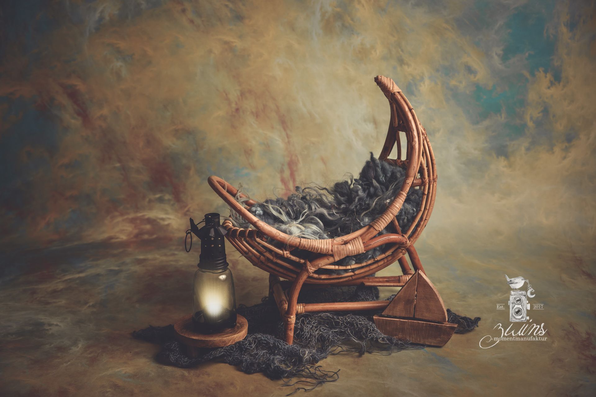 Fotoset für Neugeborene mit gold-blauem Hintergrund, Mond aus Bambusholz und Laterne